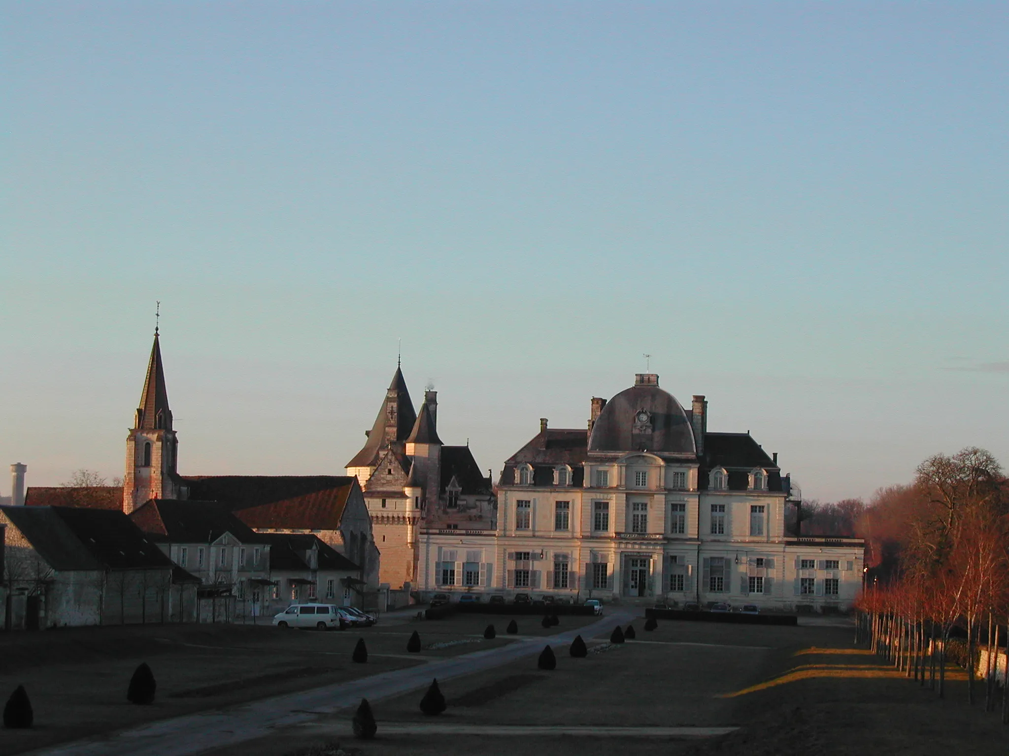 Photo showing: le château neuf et le château vieux, faussement appelé donjon, puisqu'il s'agit de la grosse tour d'une forteresse résidentielle achevée en 1508, ont été désolidarisés par Mme Morillon de 1880 à 1904. Le corridor de liaison établit par l'architecte Jean Baptiste Mansart de Jouy a été détruit en 1822, pour une raison inconnue. Dès l'acquisition du château, la nouvelle proriétaire fait restaurer le château vieux dans le "style gothique" remis au goût du jour par les restaurations de Viollet le Duc, par l'architecte Ferdinand Collet. L'église, autrefois castrale, est l'élément architectural le plus ancien de ce très bel ensemble ; construite par Sulpice de Buzançais au XIIème siècle, seigneur de Verneuil et trésorier de l'abbaye saint Martin de Tours.