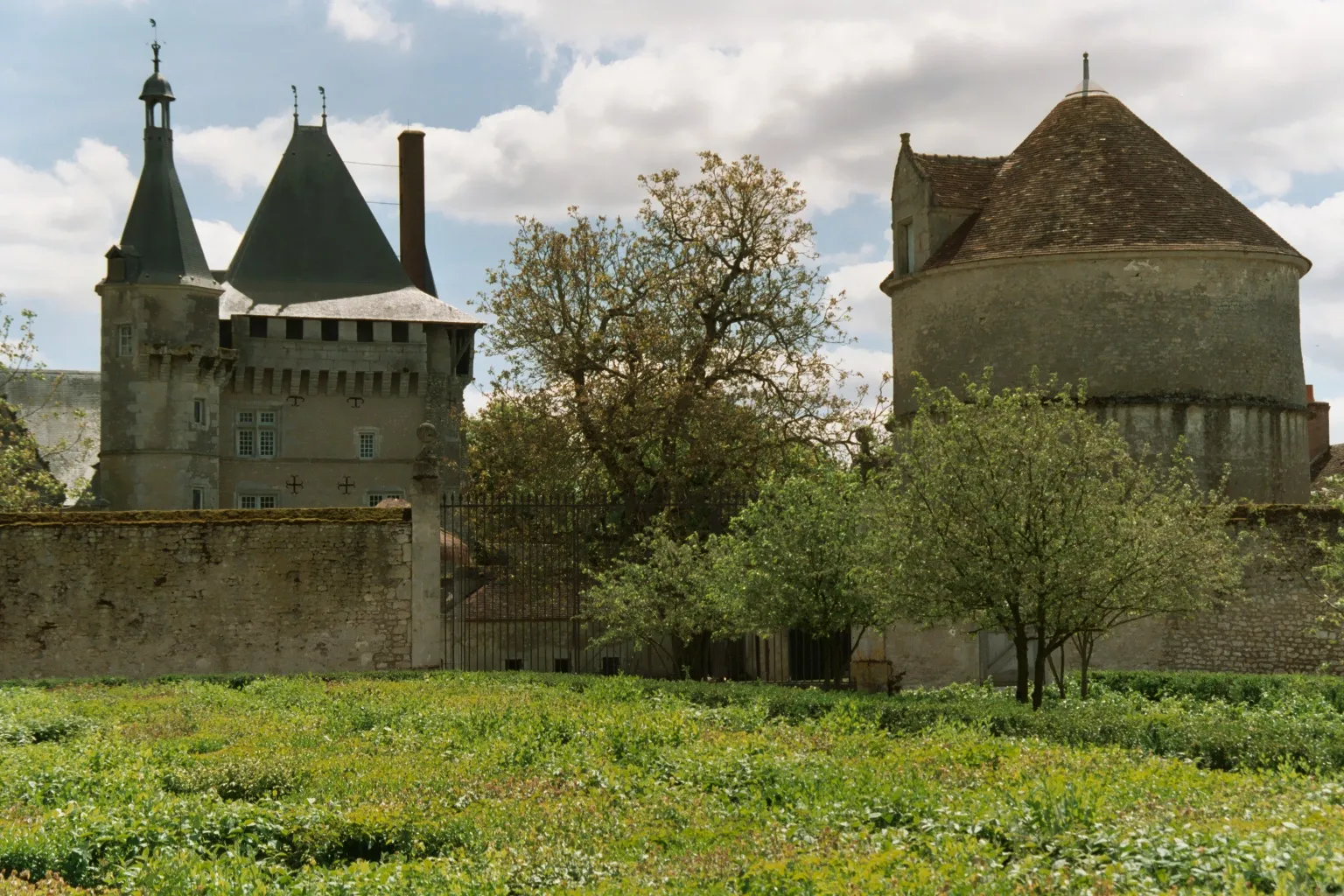 Photo showing: France : Castle of Talcy (Loir et Cher): Dungeon and dovecote