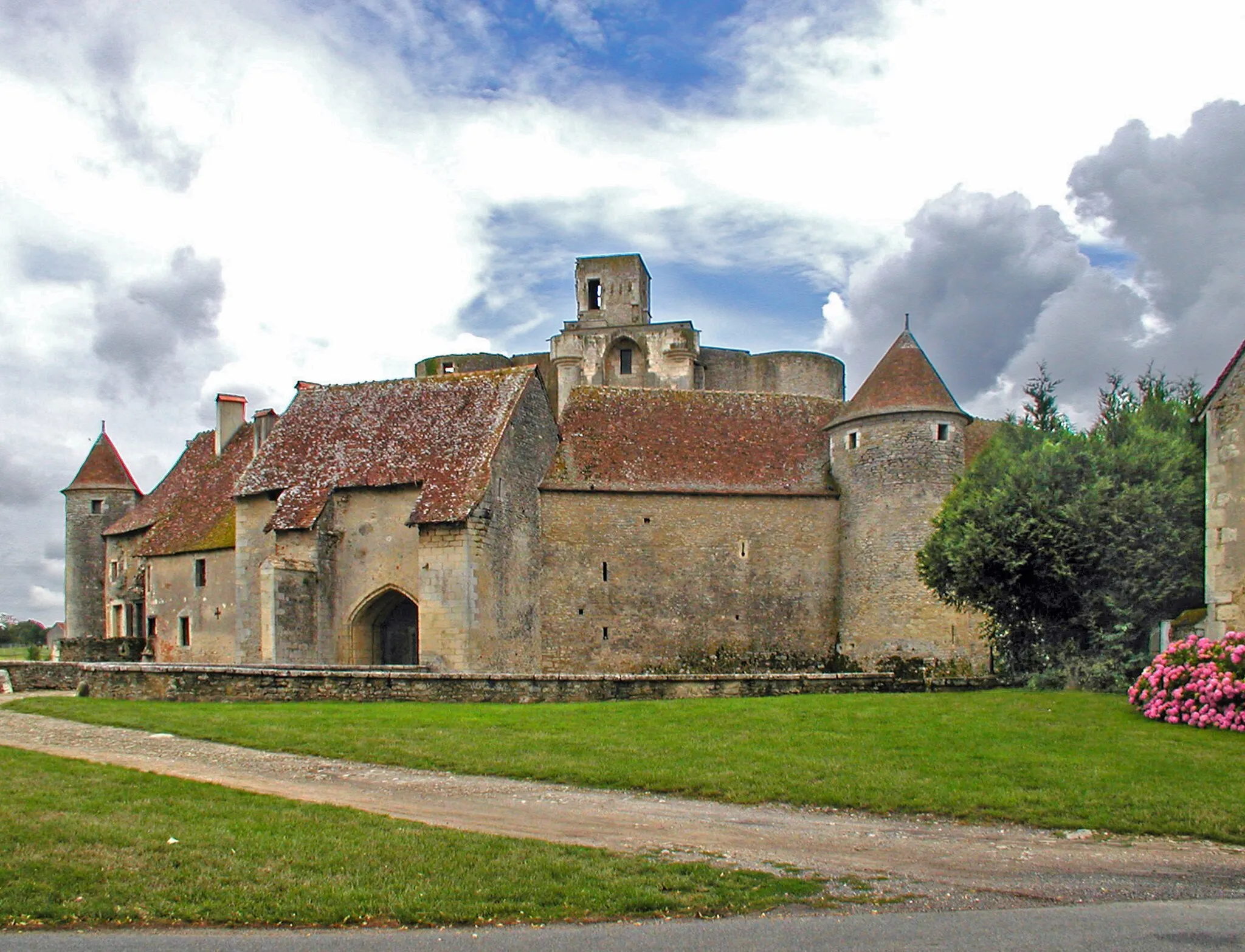Photo showing: Castle of Sagonne, medieval castle entrance with its porch arch