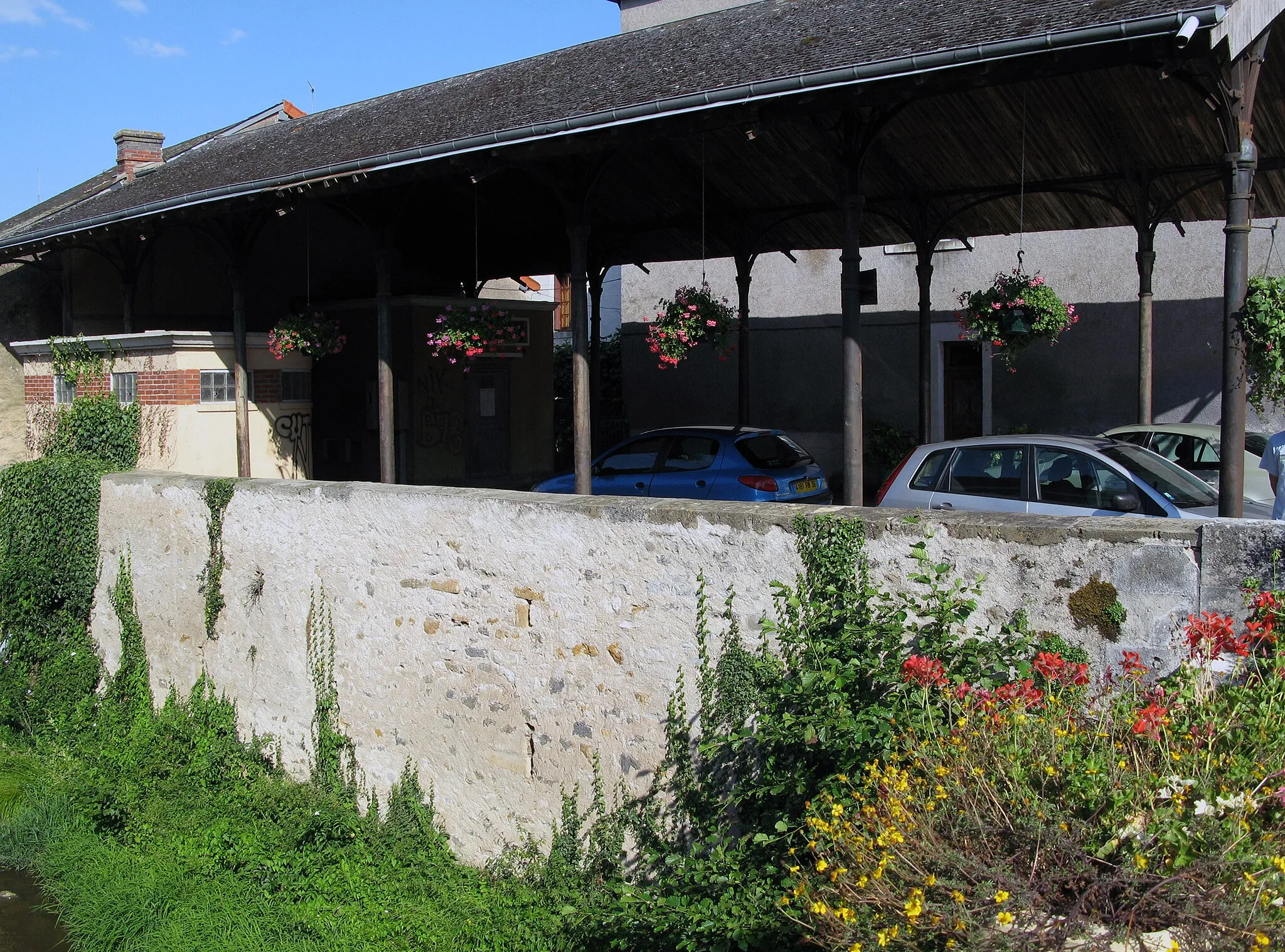 Photo showing: Neuvy-Saint-Sépulchre (Indre, France) -
Les halles aux piliers métalliques.
En bas à gauche, la rivière..
.