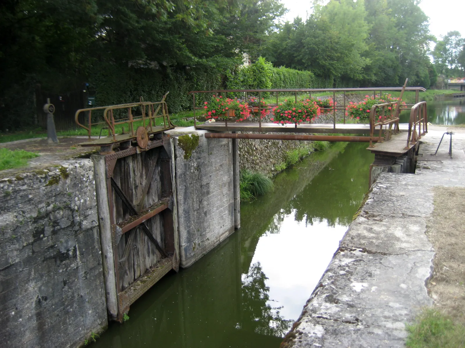 Photo showing: Canal d'Orléans , écluse de Vitry-aux-Loges. Vitry-aux-Loges , département du Loiret, France.