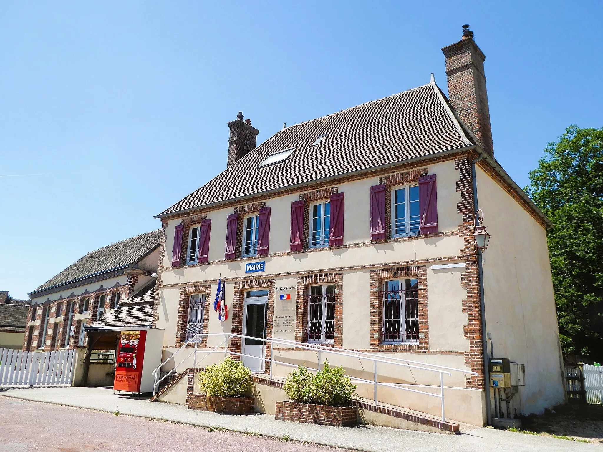 Photo showing: Mairie-école, la Framboisière, Eure-et-Loir, France.