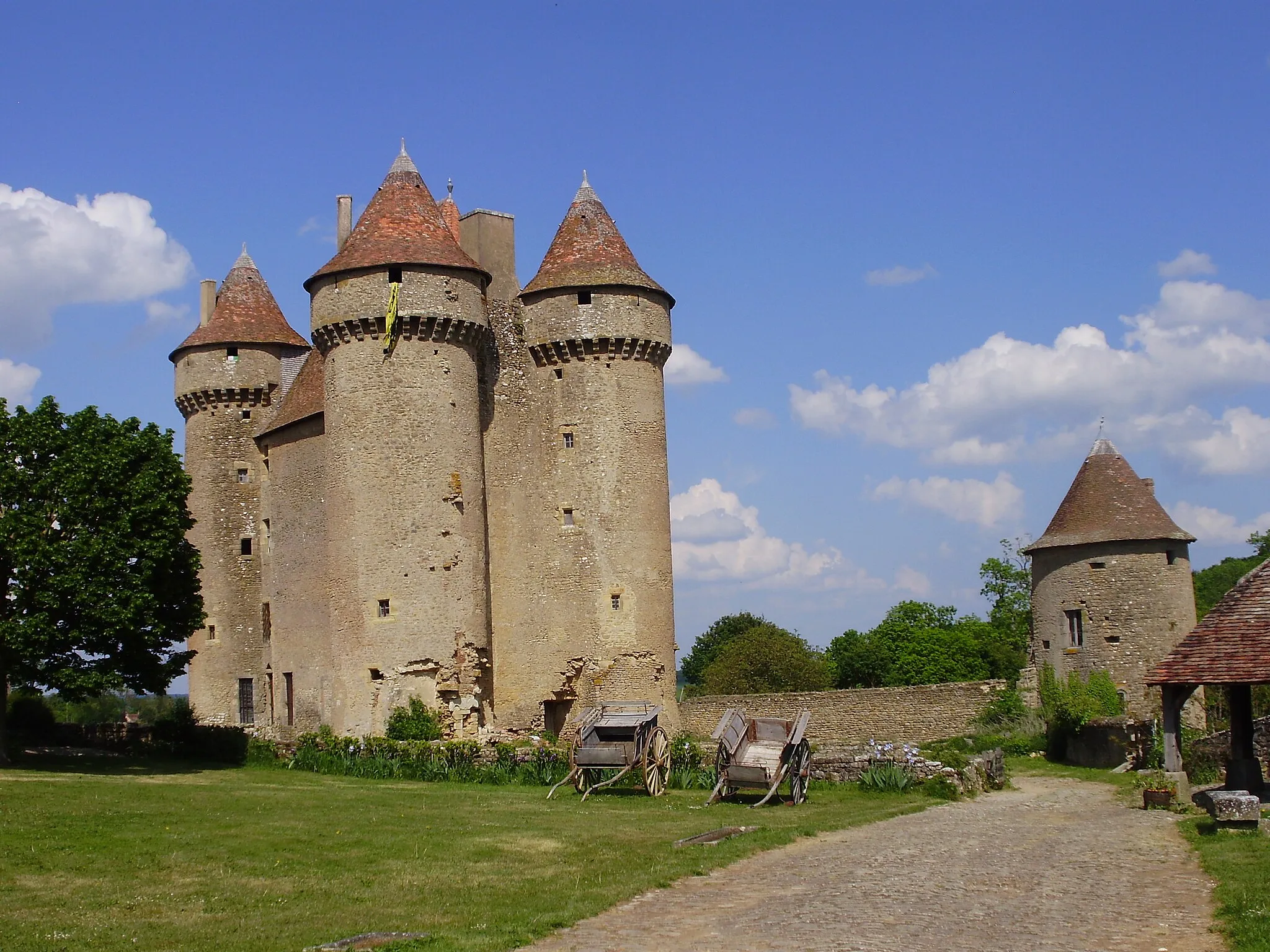 Photo showing: Le château de Sarzay fut une imposante forteresse médiévale comprenant 38 tours et 3 pont-levis.