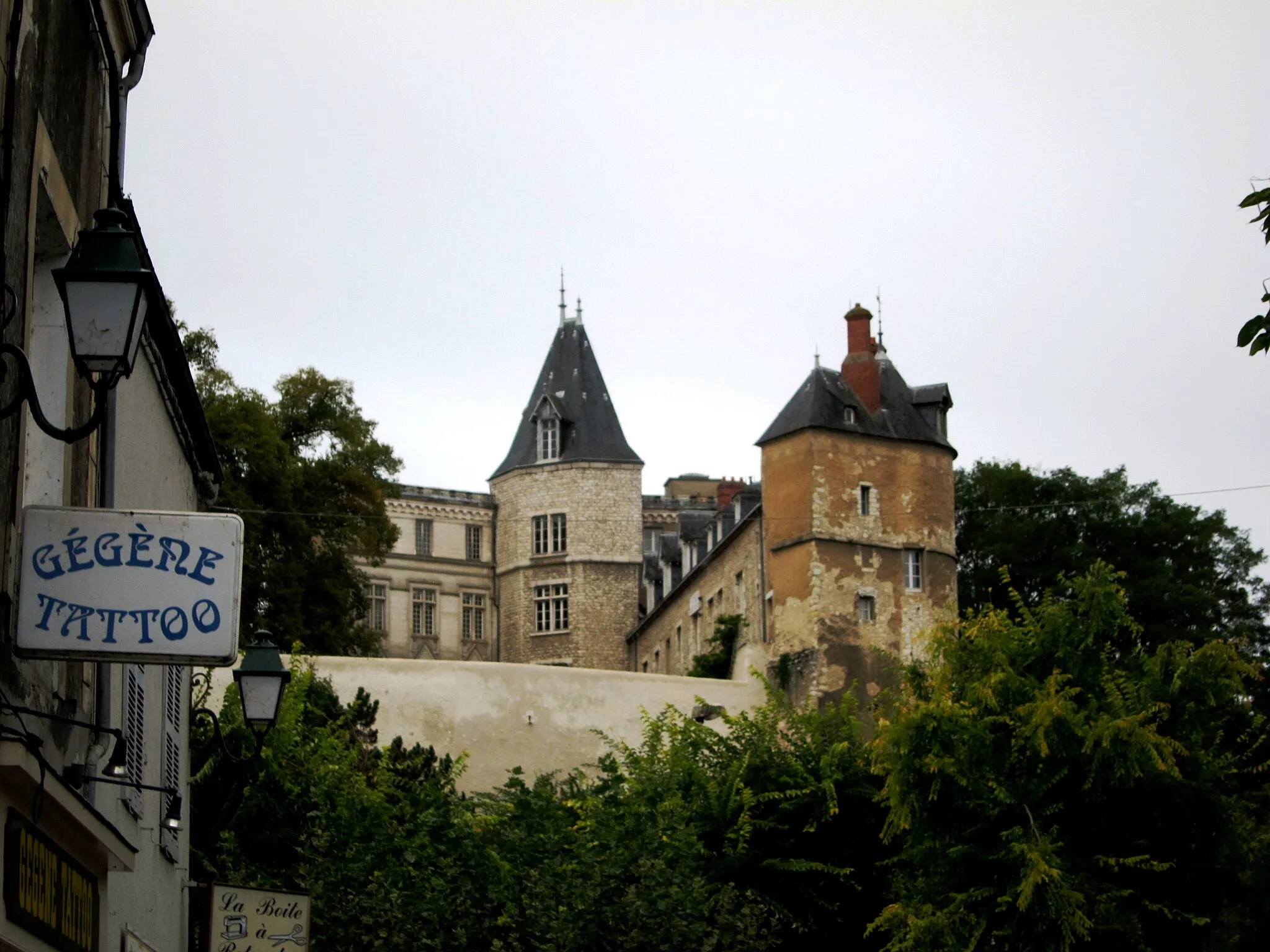 Photo showing: Castle Wings and Tattoo Parlor