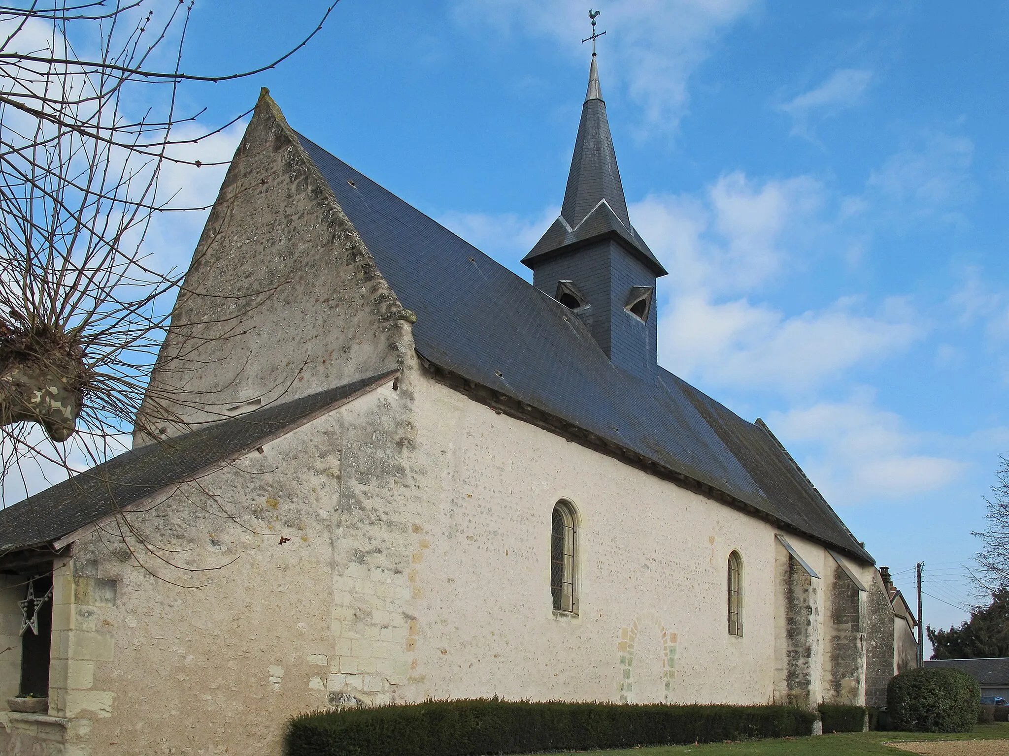 Photo showing: Eglise Saint-Christophe.  
La nef présente des restes qui pourraient dater du XIème siècle.
St. Christopher Church.

The nave has remains that may date from the eleventh century.