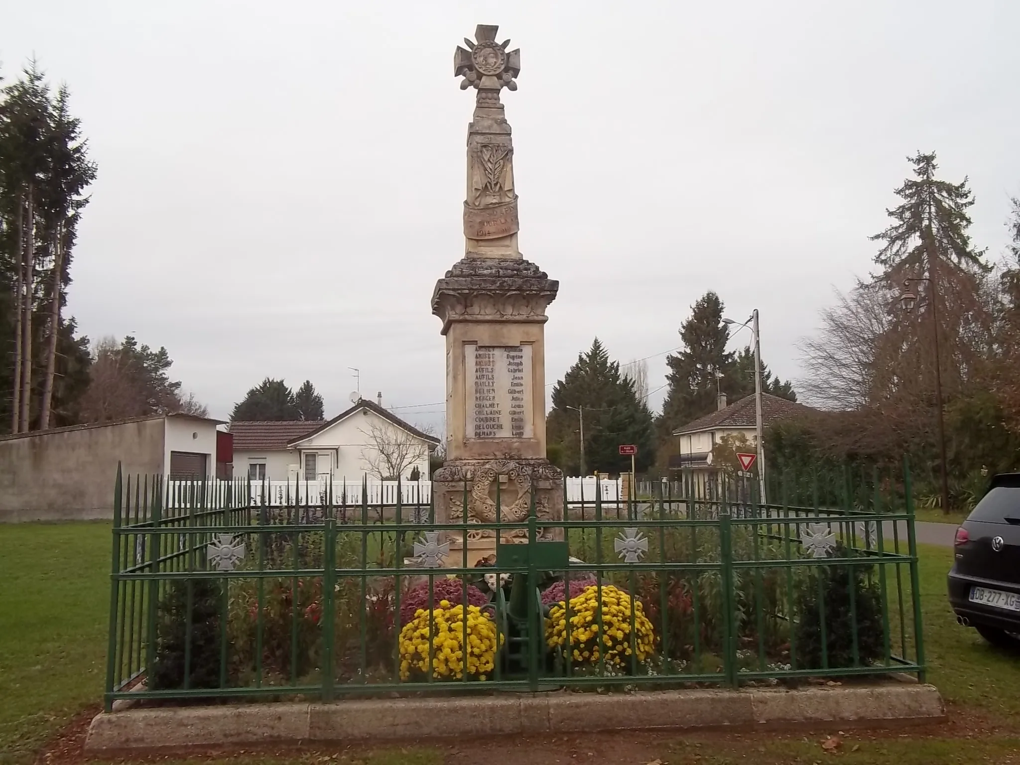 Photo showing: Le monument aux morts est situé à côté de l'église d'Epineuil-le-Fleuriel.