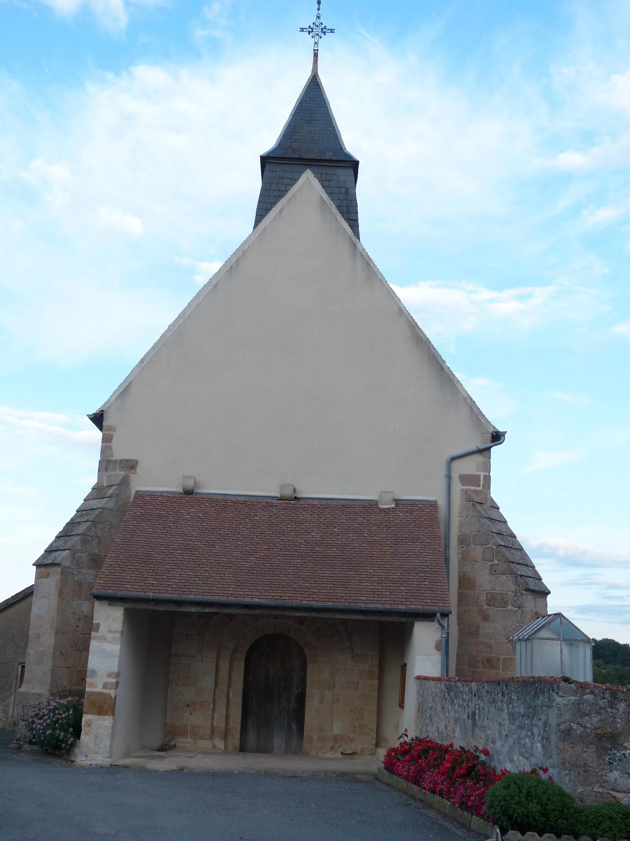 Photo showing: Faverdines (Cher). Porche et façade de l'église Saint-Aignan.