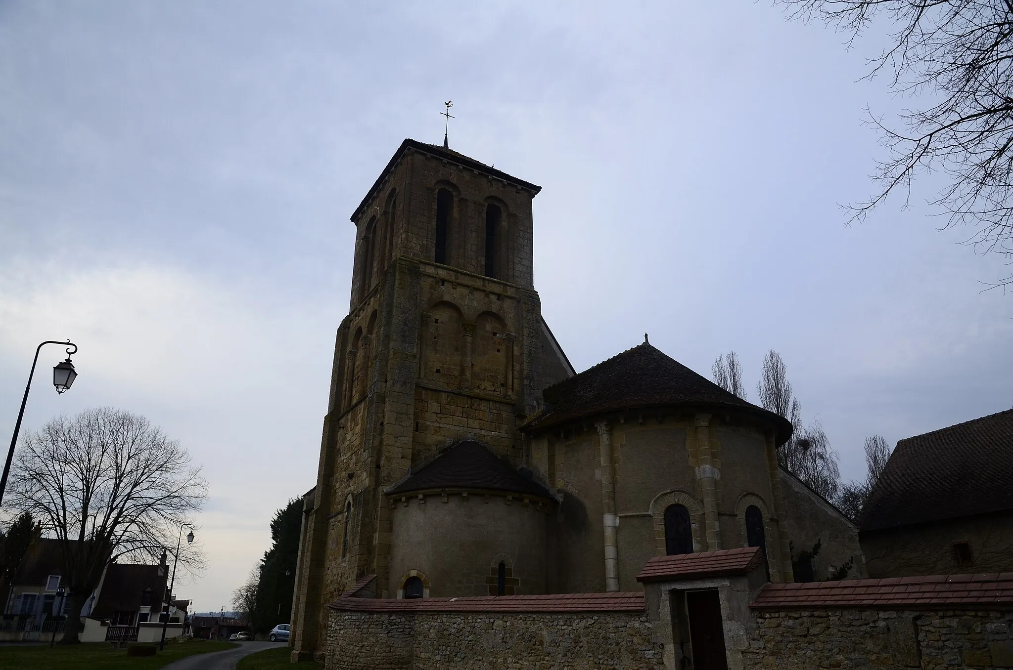Photo showing: Vue du clocher et des deux absides de l'édifice.