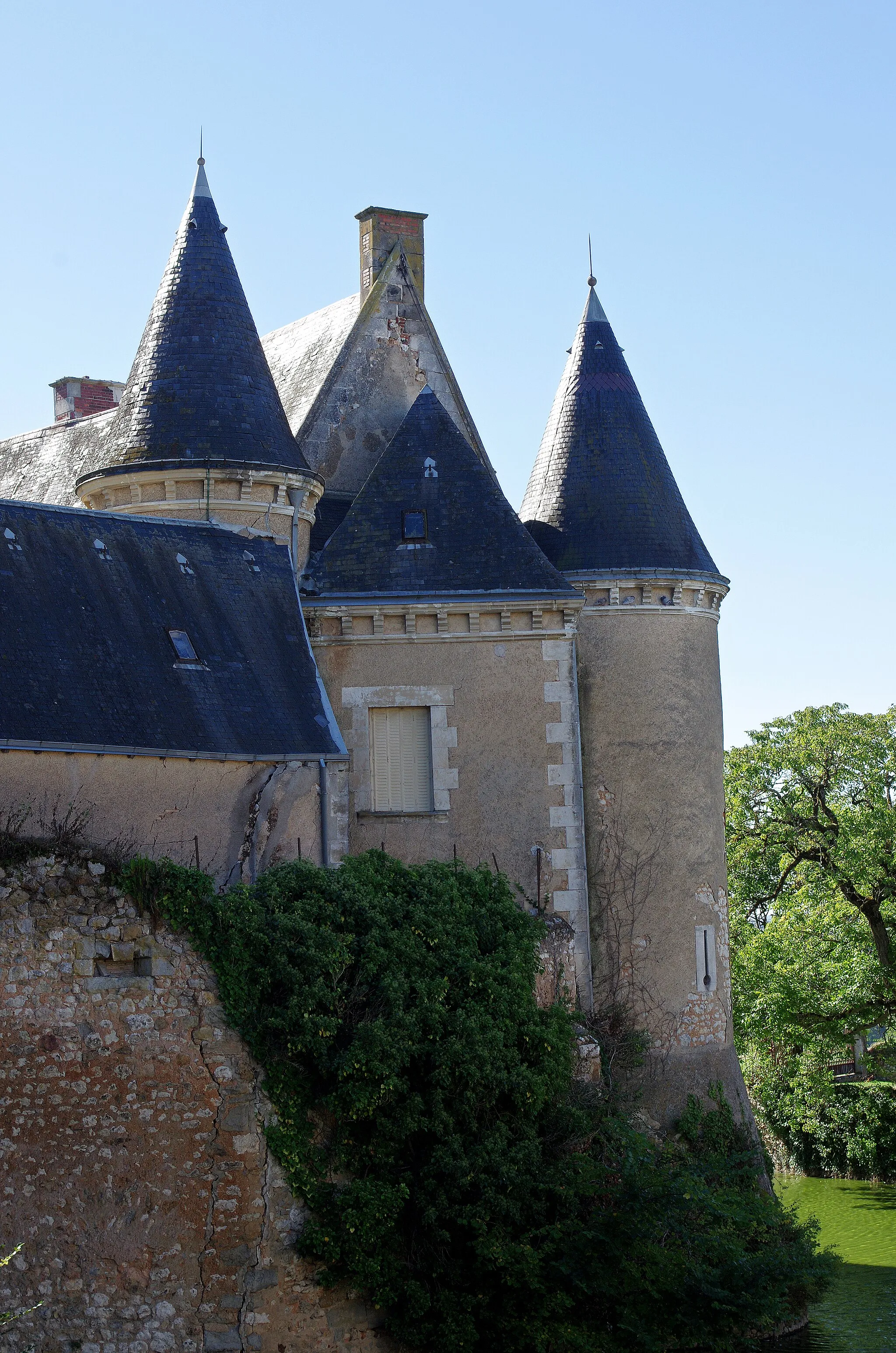 Photo showing: Lys-Saint-Georges (Indre)
Le château.
L'édifice est situé sur un éperon naturel dominant la vallée du Gourdon qui est un affluent de la Bouzanne. De profonds ravins n'en permettent l'approche que d'un seul côté.
Le château entouré de douves a été édifié au XIV-XVe-XVIe siècles sur les vestiges d'une forteresse antérieure dont il ne reste que le donjon du XIIIe siècle.
Il fut restauré, et modifié au XIXe siècle par l'architecte Alfred Dauvergne, entre 1877 et 1887.
Il restent aujourd'hui le pont dormant, l'ancien châtelet d'entrée, le donjon ovale, quelques tours de la forteresse, le logis et le jardin.
Autrefois, onze tours se dressaient autour de la forteresse.
Le donjon avait une forme ovale, il était protégé par un pont-levis aujourd'hui disparu, il daterait du XIIIe siècle. (Le château de Lys-Saint-Georges in Bas-Berry. Martin Demezil, J.  Patureau, N. 1984)
Cette place forte fut un temps occupée par une forte garnison Anglaise pendant la guerre de Cent Ans (1337 - 1453).
Le château du Lys Saint-Georges se trouve mentionné au nombre de ceux qui appartenaient au célèbre Jacques Coeur (1395 - 1456) ; c'est dans la suite qu'on le voit passer dans la maison des Bertrand.
En 1440, le château devient la propriété de la famille Bertrand et ce durant trois siècles.
Au portail du château on voyait les armes de Bertrand et celles de Navarre. La devise des Bertrand était : "Potius mori quam foedari" (Plutôt mourrir qu'être déshonnoré).  Les armoiries de la porte d'entrée ont été martelées.
En 1500, Louis XII fit enfermer Ludovic Sforza* un temps à Pierre-Encise, puis au Lys-Saint-Georges,  enfin à Loches, dans une chambre voûtée dessous terre, où il mourut vers 1510.
Le droit de châtellenie et de justice haute, moyenne et basse, fut concédé au seigneur du Lys Saint-Georges dans l'étendue de la seigneurie, par donation d'André III de Chauvigny, le 31 juillet 1502.  Aux droits de justice s'ajoutèrent ceux de justice patibulaire, de prévôté, d'assises, de scel aux contrats et autres appartenant à cet ordre de seigneurie, le plus élevé dans la hiérarchie féodale après les baronnies (Conférences sur les anciennes abbayes et les vieux châteaux du Bas-Berry / par le Dr Fauconneau-Dufresne. 1876).
Au portail du château on voyait les armes de Bertrand et celles de Navarre. La devise des Bertrand était : "Potius mori quam foedari" (Plutôt mourrir qu'être déshonnoré).  Les armoiries de la porte d'entrée ont été, depuis, martelées.

Au XVIème siècle, les Bertrand font ériger l'important logis.
La terre du Lys Saint-Georges est restée dans la maison des Bertrand jusqu'à ce que cette famille se transporta en Espagne, on ne sait pour quel motif, en 1737. La propriété fut vendue à  Dubreuil-Dubost de Gargilesse.
Puis, le château fut occupé par une garnison jusqu'à la Révolution.

"En 1499, Louis XII avait attaqué Ludovic Sforce, duc de Milan (dit le more à cause de son teint basané), qui avait trahi les Français en formant la ligue de Venise. Trahi, à son tour, par les Suisses qu'il avait à sa solde, Sforce fut livré, le 10 août 1500, au duc de Luxembourg, sous le déguisement qu'il avait pris pour s'échapper. « Les cheveux tressés sous une coiffe, une gorgerette autour du cou, avec un pourpoint cramoisi, il fut conduit, dit Jean d'Authon, à La Trémouille qui le reçut bien. Le comte de Ligny l'emmena ensuite dans le château de Navarre et le confia à la garde du chevalier de Louvain. Bientôt après, il fut conduit à Suze, en Savoie, par le même comte de Ligny,. et remis à Jacques de Crussol, grand pannetier de France, qui, avec deux cents archers de la garde et deux cents gentilshommes, le conduisirent à Lyon et le déposèrent au château de Pierre-Encise. En traversant cette ville, écrit Montfalcon, il avait une robe de camelot noir à la mode de Lomhardie, et il était monté- sur un petit mulet. Il y avait une grande foule dans les rues où il passa.
On le laissa pendant quinze jours au château de Pierre-Encise ; puis, après une halte de repos dans la grosse tour de Bourges, il fut transféré au château du Lys Saint-Georges et confié à la garde de Gilbert Bertrand. Il demeura prisonnier dans cette forteresse durant cinq années. Bertrand ne rendit pas sa captivité trop rigoureuse, car, au rapport de Chalmel, il avait la liberté de sortir du château accompagné de quelques gardes. Au bout de cinq années, il obtint d'être conduit à Loches, dans le voisinage de son neveu, François Sforce, qui était abbé de Marmontiers. Il y mourut en 1440 et fut Inhumé dans l'église du château".
(Le château de Lys-Saint-Georges in Bas-Berry. Martin Demezil, J.  Patureau, N. 1984)

Les Bertrand et Lys-Saint-Georges (Extraits du premier registre du Livre d'or de la noblesse de France de M. de Magny - 1844) :

Le 25 août 1461, un Jousseaume Bertrand, écuyer, seigneur de Villemort et du Lys-Saint-Georges, le 25 août 1461, et qui fait acquisition d'un écu de rente de Philippe Jarraut demeurant au Lys-Saint-Georges.
Le 14 janvier 1488, Gilbert Bertrand, écuyer, seigneur du Lys-Saint-Georges et de Charon, reçoit cession d'une terre de Charon par Etienne Richard. Le même Gilbert Bertrand, chevallier et chambellan du roi, le 24 mars 1500, reçoit provisions de l'Office de bailli de Berry, données par le roi en raison de la vaquance laissée par la mort de Jean du Monstier.
Le 31 juillet 1502, le seigneur de Chauvigny octroie des lettres d'érection d'une chatellemnie au Lys-Saint-Georges audit Gilbert Bertrand, conseiller et chambellan du roi, bailli et gouverneur de Berry. Ces lettres en parchemin sont signées Chauvigny et scellées en une bourse sur rubans verts.
Le 24 juin 1512, par partage entre les fils de Gilbert Bertrand, la seigneurie de Lys-Saint-Georges échoit à François Bertrand.
En janvier 1518, contrat de mariage, entre le noble et puissant seigneur François Bertrand , seigneur et châtelain du Lys-Saint-georges et vicomte de Bourges, avec Marguerite de Bressolles, dame de Courtevrault et veuve de Florent de Chazerac.
Le 10 février 1539, mariage de damoiselle Anne Bertand, fille de feu François Bertrand, avec  Balthazard de Saint-Maur, écuyer, seigneur de Lordonne et de Saint-Pioerre-en-la-Marche.
Le 14 janvier 1546, par partage entre Gilbert et Geoffroy Bertrand, fils de feu Franois Bertrand et de feu Marguerite de Bressolles, la châtellenie et seigneurie du Lys échoie à Gilbert Bertrand.
17 avril 1554, procuration donnée à Gaspard de la Vigne, par Gilbert Bertrtand écuyer et seigneur du Lys-Saint-Georges,  pour retirer à la trésorerie de la Haute et Basse Marche,  les deniers qui lui sont dus pour son état de cornette*.
Le 3 mai 1556, Gilbert Bertrand, écuyer, seigneur du Lys-Saint-Georges, épouse Louise de Barbançois, fille de Charles de barbançois, seigneur de Sarzay. Le contrat de mariage prévoit une dot de 10 000 livres.
En 1558, Jacques Bertrand, chevalier, seigneur du lys-Saint-Georges, est signataire du contrat de mariage de son cousin François Bertrand et de Marguerite de la Roche.
Le 6 juillet 1568, le roi accorde des lettres de terrier* à Gilbert Bertrand, écuyer, seigneur du Lys-Saint-Georges.
Le 10 septembre 1590, contrat de mariage passé entre le chevallier Jean de Berthoulat, seigneur de Ronchoux, et Marguerite Bertrand, fille de Gilbert Bertrand, chevalier, seigneur du Lys-Saint-Georges.
Le 9 janvier 1603, articles de mariage de Gilbert Bertrand, troisième du nom, écuyer, seigneur du Lys-Saint-Georges, avec damoiselle Catherine de Barbezières.
Le 2 juillet 1609, partage des biens du défunt Gilbert Bertrand, écuyer, seigneur du Lys-Saint-Georges, et de damoiselle Louise de Barbançois, entre leurs enfants. Gilbert Bertrand devient seigneur du Lys-Saint-Georges et son frère Charles, seigneur de Coudière.
Le 17 mai 1628, acte de foi et hommage rendu au seigneur de Tuissière Daillat par Charles Bertrand écuyer, seigneur de Richebourg et du Lys-Saint-Georges.
28 avril 1637, contrat de mariage entre Renée Bagnan et Louis Bertrand, fils de Gilbert Bertrand seigneur du Lys-Saint-Georges, et de la défunte Catherine de Barbezières.
Le 29 février 1642, acte de foi et hommage rendu par Louis Bertrand à monseigneur le prince de Condé, en raison du duché de Châteauroux et de ma moitié de la justice et châtellenie du Lys-Saint-Georges.
28 mai 1642, main levée de souffrance* donnée à damoiselle Louise du Mont, femme de Charles Bertrand seigneur du Lys-Saint-Georges, Coudière et Richebourg, en partie en raison de la garde noble de René Bertrand et Marguerite Bertrand.
Le 2 septembre 1653, par testament, damoiselle Louise du Mont donne par préciput* et avantage la somme de deux milles livres à son fils aîné René Bertrand. Acte fait en la châtellenie du Lys-Saint-Georges.
Le 5 octobre 1659, contrat de mariage passé devant notaire à Neuvie Saint-Sépulchre, entre René Bertrand, chevalier, seigneur de Coudière, Richebourg et en partie du Lys-Saint-Georges, demeurant au châtel de Richebourg, et damoiselle Marie de Moussy, fille de Charles de Moussy, seigneur de la Motte Marçays. Au bas est écrit. La demoiselle de Moussy est décédée le 8 juillet 1669.
Le 24 février 1660, testament de Louis Bertrand et dame Renée de Bagnan son épouse où ils donnet à Gilbert Bertrand leur fils aîné, par préciput et avantage, la terre, justice et seigneurie du Lys-Saint-Georges.
24 décembre 1660, compromis entre damoiselle Renée Bagnan veuve de feu Louis Bertrand, et Gilbert Bertrand, leur fils aîné.
Le 11 juillet 1663, contrat de mariage entre Gilbert Bertrand, fils de Louis Bertrand et Renée de Bagnan, avec dame Marie de Sigogné.
Le 19 juin 1666, est né Jean Bertrand, fils de messire René Bertrand, chevalier, seigneur de Coudière, Richebourg et du Lys-Saint-Georges en partie, et de damoiselle Marie de Moussy, sa femme.
31 août 1674, testament de René Bertrand, écuyer, seigneur de Coudière, Richebourg et du Lys-Saint-Georges en partie (avant de se partir à l'armée à la convocation du ban), par lequel il fait comme seul héritier, son fils Jean Bertrand (il avait deux soeurs: Madelaine et Marie).
8 octobre 1687, contrat de mariage de messire Jean Bertrand, chevalier, seigneur de Feuge, demeurant à Châteauroux, fils du defunt Balthazard-Louis Bertrand, chevalier, seigneur du Lys-Saint-Georges, et de dame Renée de Bagnan, avec damoiselle Charlotte-Françoise de Chauvin, fille de François Chauvin, chevalier et seigneur de la Courdière et de dame Anne de Louault.
28 février 1688, contrat de mariage de Louis-Balthazard Bertrand, chevalier, seigneur du Lys-Saint-George, fils de Gilbert Bertrand, chevalier, seigneur du Lys de Saint-George, et de défunte dame Marie de Sigogné, avec demoiselle Marie-Charlotte de Chauveron, fille du haut et puissant seigneur messire Jean-Louis de Chauveron, marquis de la Mothe-Chauveron, chevalier, seigneur du Puy Doré et autres terres. , subdélégué des maréchaux de France en Touraine. Le père du futur fait don de la terre du Lys, à charge  de donner au puiné François Bertrand, 500 fr de rente ou 10 000 fr en capital. Le père de la future donne 16 000 fr et les seigneuries des Augers.
30 octobre 1696, traité  entre Jean Bertrand, chevalier, seigneur de Coudière, Richebourg et du Lys-Saint-Georges en partie, héritier du défunt René Bertrand son père, et les demoiselles Madelaine et Marie Bertrand, ses soeurs.
1697, enregistrement d'armoieries à l'armorial général, de Balthazard-Louis Bertrand, chevalier, seigneur du Lys-Saint-Georges.

Le cornette est le troisième officier d'une compagnie de cavalerie ou de dragons. Le livre terrier, est un registre contenant les lois et usages d'une seigneurie, la description des biens, les redevances, etc... On peut considérer que c'est l'ancètre du cadastre. La souffrance féodale, est un répit donné par le seigneur à son vassal pour prêter foi et hommage. Le service du roi était un cas ou la souffrance était le meilleur cas pour obtenir la souffrance, le cas de minorité également. Preciput: avantage donné à un héritier.