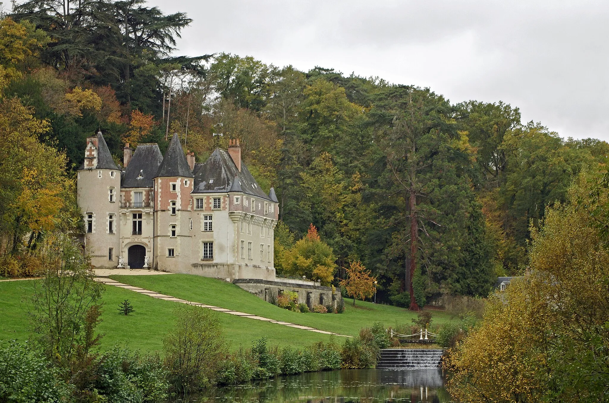 Photo showing: Pocé-sur-Cisse (Indre-et-Loire)
Château (XVe - XIXe siècles)
Le château de Pocé, dit « la Châtellenie », date du XVème siècle, il domine la Ramberge, rivière qui coule en cascade au travers du parc et rejoint la Cisse à environ 1,5 km.
Le domaine comprend une quarantaine d'hectares de vignes, il accueillait autrefois une Fonderie d’Art Jean-Jacques Ducel, célèbre fondeur d'art, qui employait plus de 400 ouvriers et fonctionna jusqu'en 1877. Les statues du parc sont issues de la fonderie. En amont du bief les deux statues représentent Neptune et Vénus.
Le château a été restauré en 1815 et un étage en briques a été ajouté en 1868.
Le parc, ouvert à la promenade, comprend de nombreuses variétés d'arbres.
Le domaine est la propriété actuelle de la Fondation Bertrand pour l'enfance: Le lieu a été légué par la famille Bertrand*, en 1924, en faveur de l'enfance abandonnée.
L'origine et l'histoire du domaine est incertaine. L'ancienne châtellenie relevait de Rochecorbon. On sait qu'un certain Jehan du Bueil en est propriétaire à la fin du XIVe siècle. Au XIXe siècle, des maîtres de forges succèdent aux barons : La famille Moisand* modifie le château et Jean-Jacques Ducel* fait construire deux ailes.
Le domaine du château avait été vendu comme bien national le 19 juillet 1796 à A. Moisand, maître de forge. Celui-ci obtiendra le droit d'y construire un haut fourneau le 15 octobre 1823.
La fonderie passera ensuite dans les mains d'un certain J. Nobilleau avant de passer dans les mains de J.-J. Ducel et Viry.

Monsieur et madame Bertrand avaient acheté le château en janvier 1889. Sans descendance, M. Julien Bertrand avait déposé un testament olographe le 6 octobre 1924 par lequel il léguait l'ensemble des biens familiaux au Bureau de Bienfaisance de Pocé, afin d'y établir un orphelinat pour jeune filles. Sa femme, Mme Bertrand, gardant l'usufruit du domaine. M. Bertrand, originaire de la Côte d'Or, était un ancien colon d'Algérie où il possédait un vignoble de 400ha et une orangerie de 70 ha. Il décédera dans sa résidence d'Alger en 1925, et son épouse à Pocé en 1937. La Fondation Julien Bertrand sera reconnue d'utilité publique en 1952. En 1823, Augustin Moisand, obtient l’autorisation de construire une usine à fer sur la Ramberge à Pocé-sur-Cisse. Six ans plus tard, son gendre revend l’usine à Jacques Ducel et Paulin Viry, fondeurs. Avec Jean-Jacques Ducel, la fonderie devient l’une des plus grandes fonderies d’art de France, employant plus de 400 ouvriers et exportant sa production partout dans le monde. L'usine renfermera deux hauts-fourneaux et un fourneau de fonte de seconde fusion. L'activité cessera avec la mort de Jean-Jacques Ducel. Le fond de Modèles a été repris par le Val D’Osne, principale Fonderie d’art de la 2ème moitié du XIXe siècle et qui elle, arrêtera ses activités en 1986. www.calameo.com/books/0018684110683b52f2db4
www.paysloiretouraine.fr/pays-loire-touraine/principal/le...

savoir.fer.free.fr/pGLO/5e_ed/V_pdf/Saga/TdFd/D37-rM.pdf