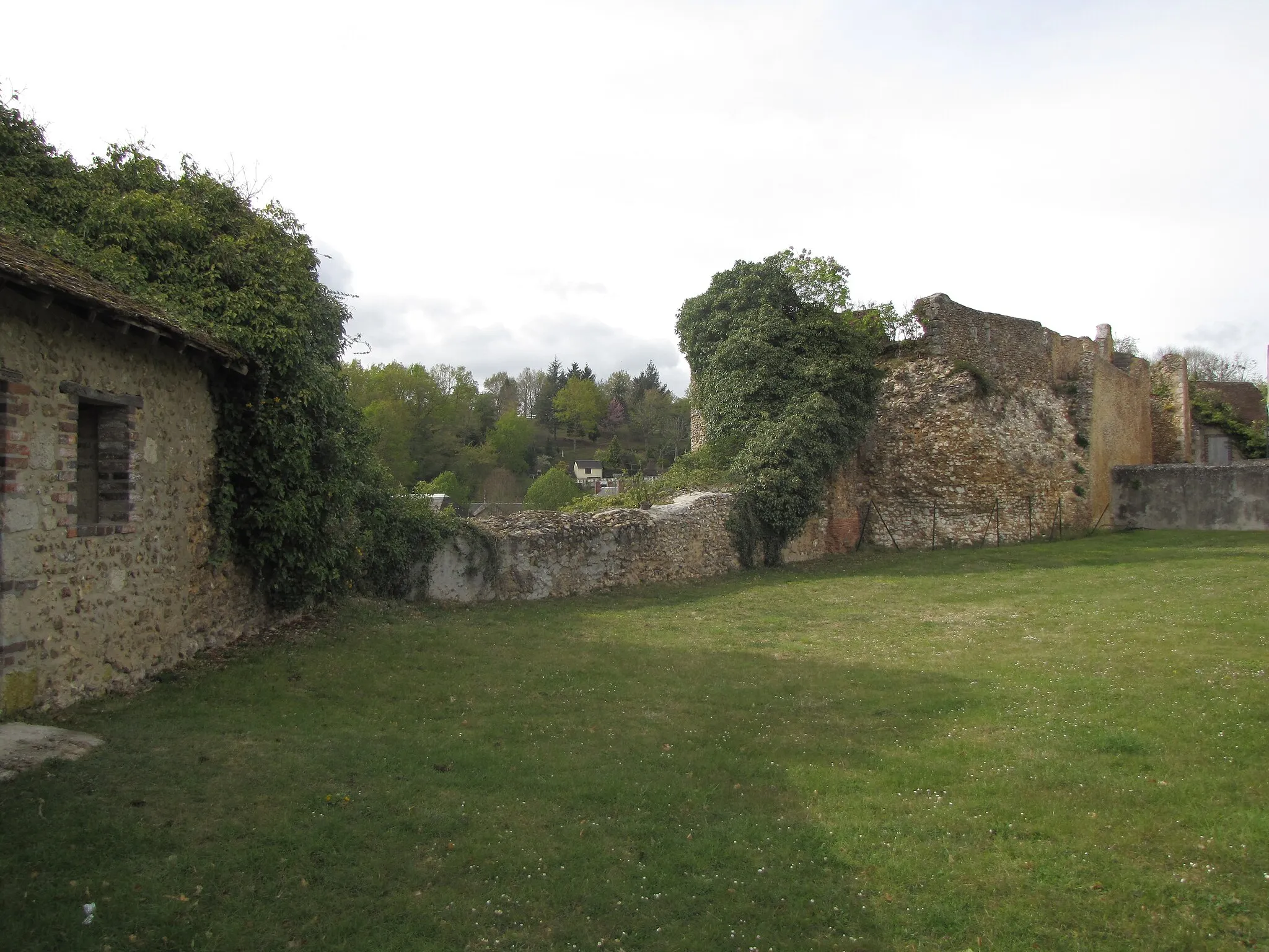 Photo showing: Looking north from the panorama place of the château-haut, Anquetil tower is here on the left – the west side of the castle. These remnants of fortifications include here two towers and their curtain wall with part of the chemin de ronde and some crenels. The red gate that leads downtown is after the second round tower, and is flanked on its other side by a square tower with larger quarters than those in the round towers.