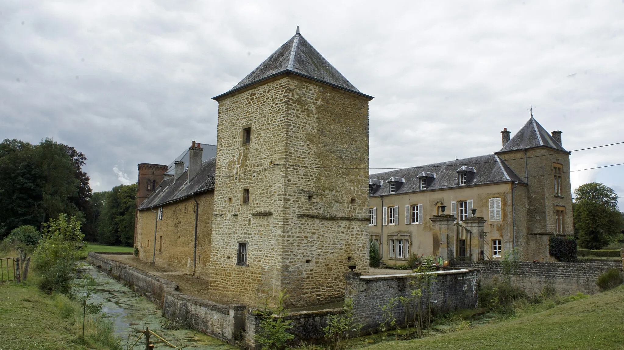 Photo showing: Vue du Château des douves et du_Temple.