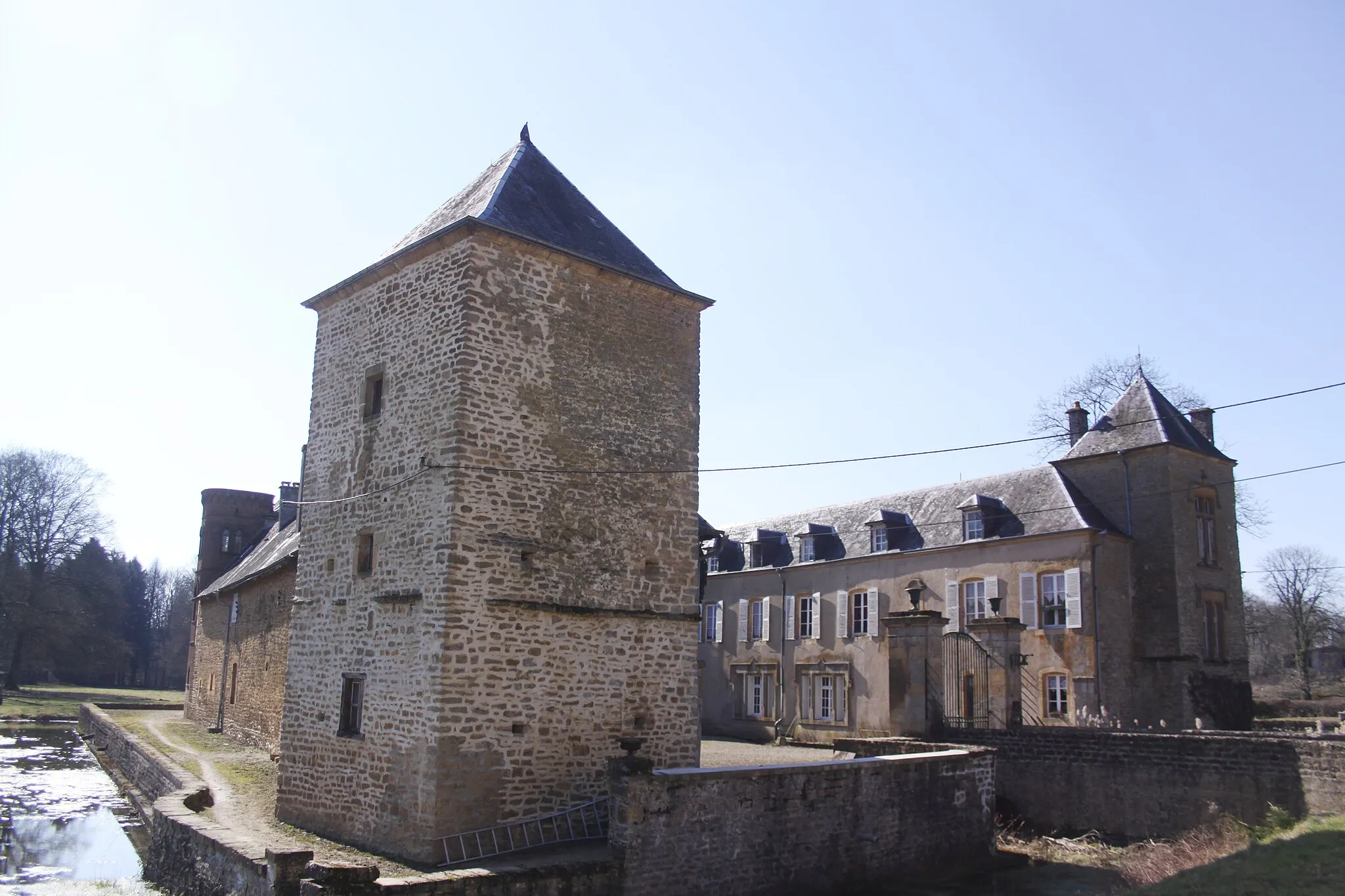 Photo showing: This building is inscrit au titre des monuments historiques de la France. It is indexed in the base Mérimée, a database of architectural heritage maintained by the French Ministry of Culture, under the reference PA00078494 .