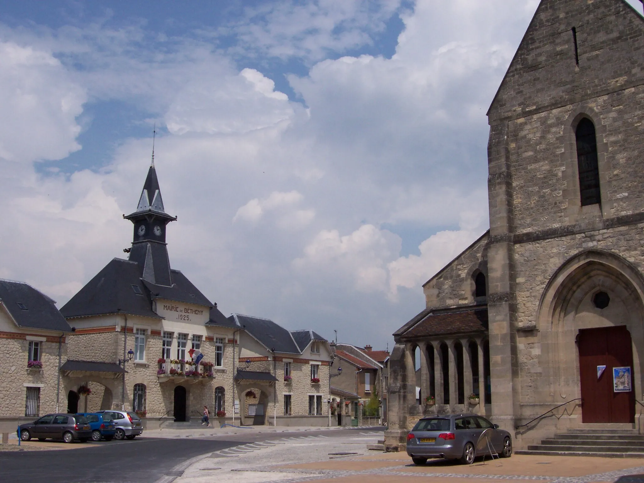Photo showing: Central place of Betheny, Marne (Champagne), France, with the church and the town hall