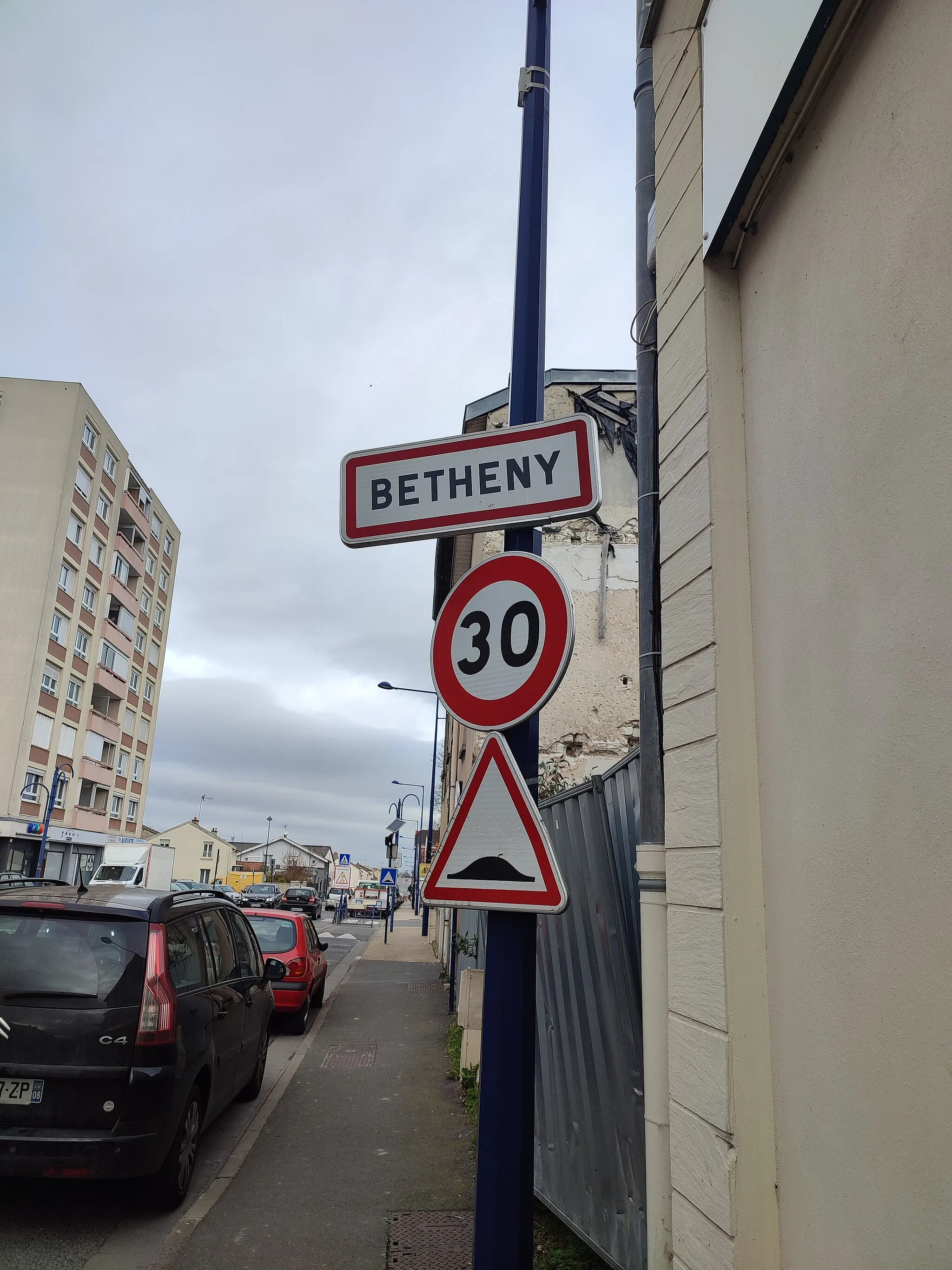 Photo showing: Panneau du nom de la commune de Bétheny (Marne, France), à la limite de Reims, à la fin de la rue de Bétheny.