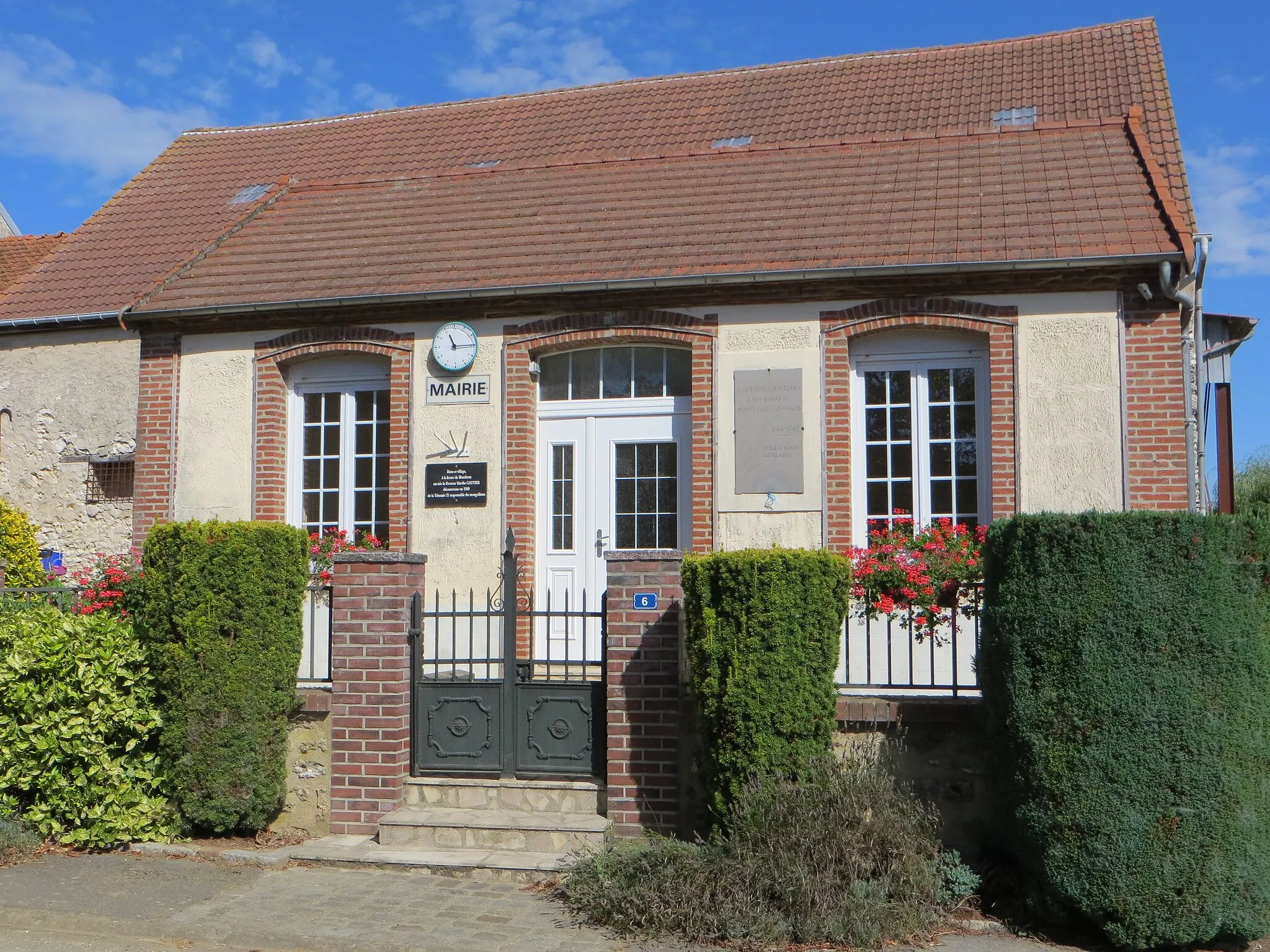 Photo showing: Mairie du village, adaptée à sa population