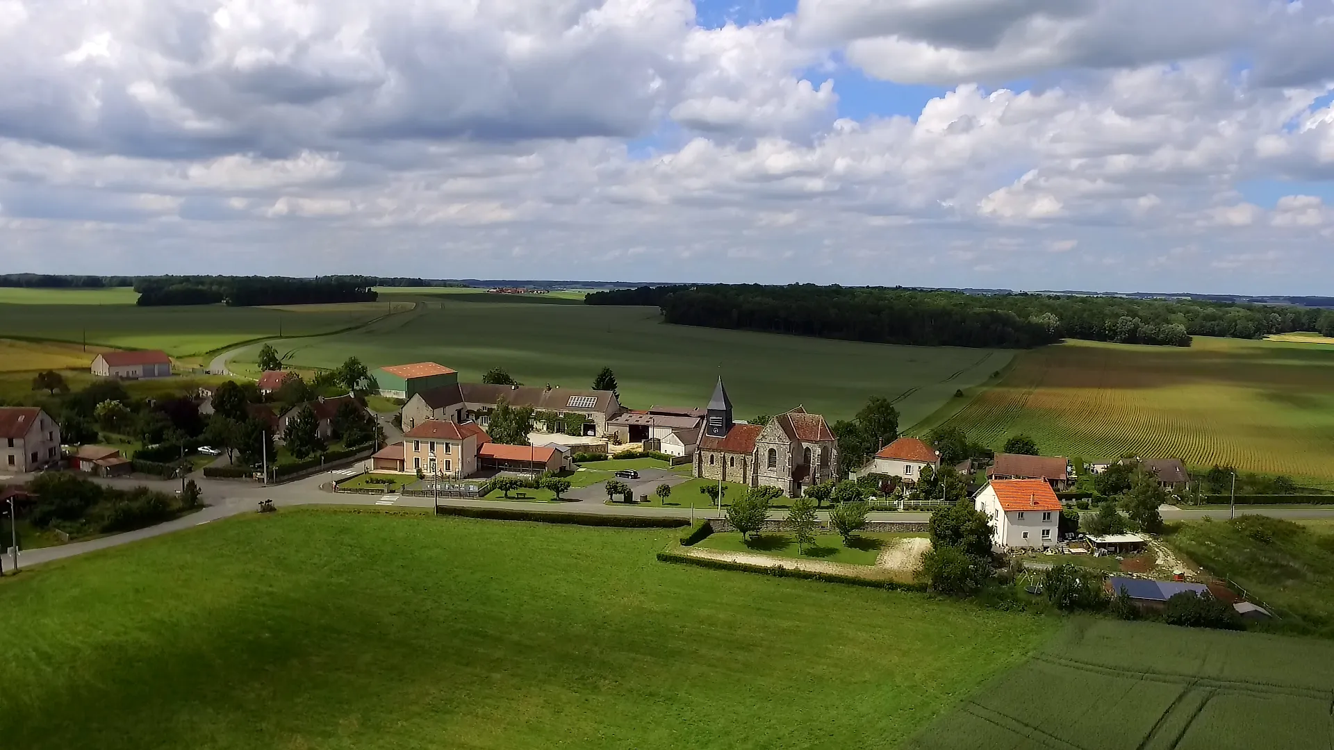 Photo showing: Vue aérienne du centre du village de Montolivet. A gauche de l'église, la Mairie.