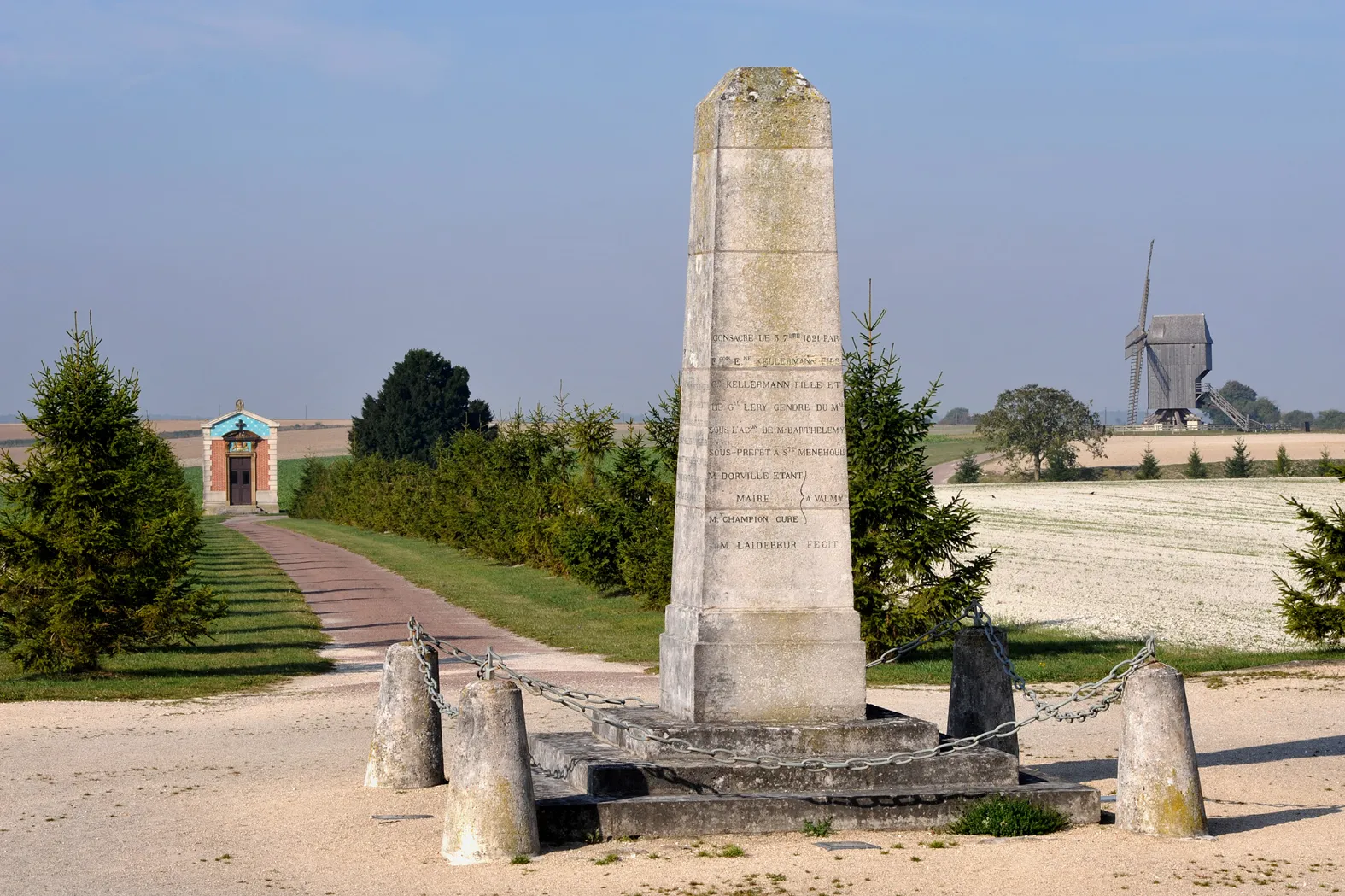 Photo showing: Valmy; windmill chapel of Princess Henriette Ginetti and obelisk in which lays the heart of Marshal François Christophe Kellermann; Marne, France.