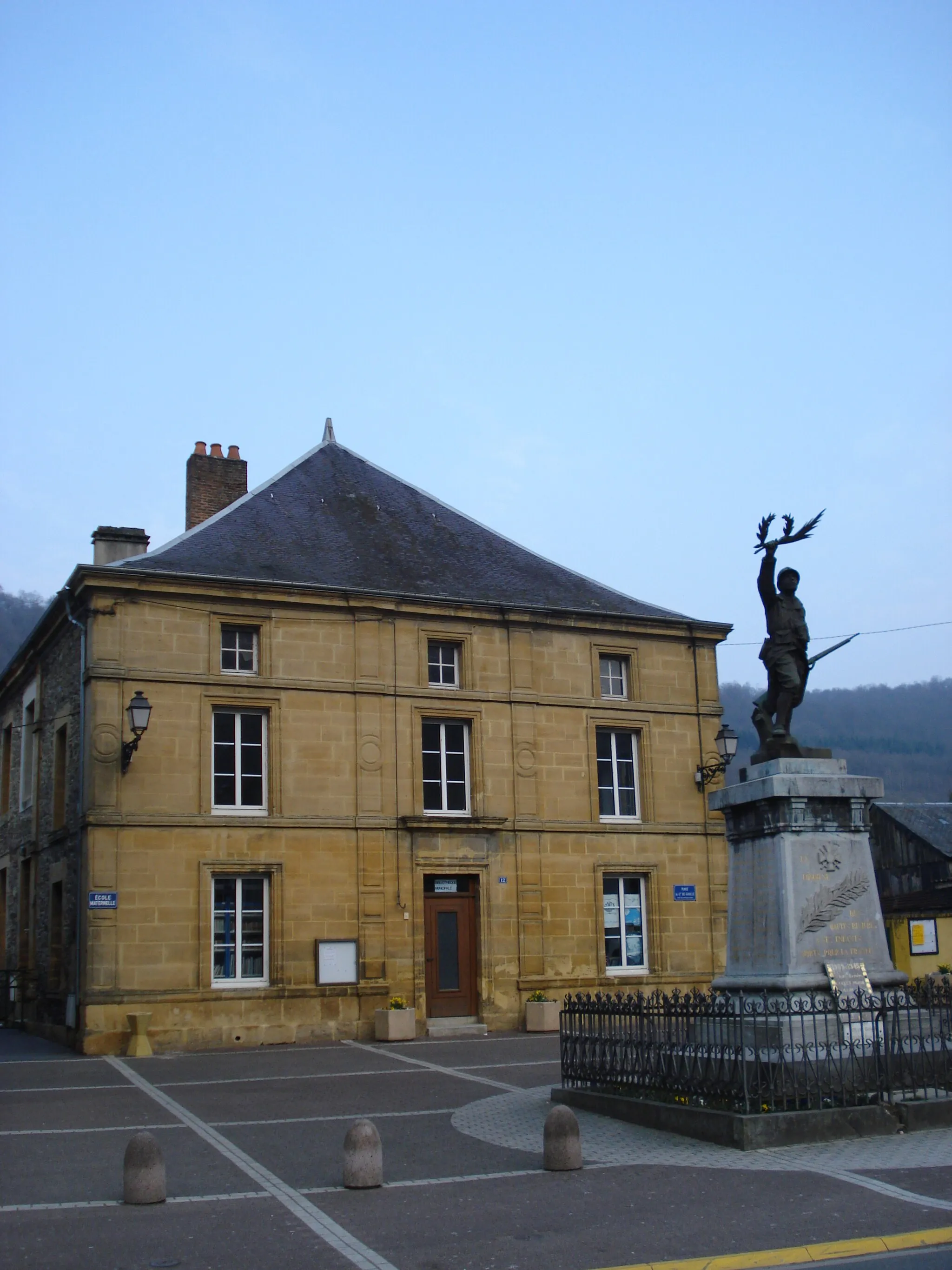 Photo showing: Les Hautes-Rivières (Ardennes) école et monument aux morts