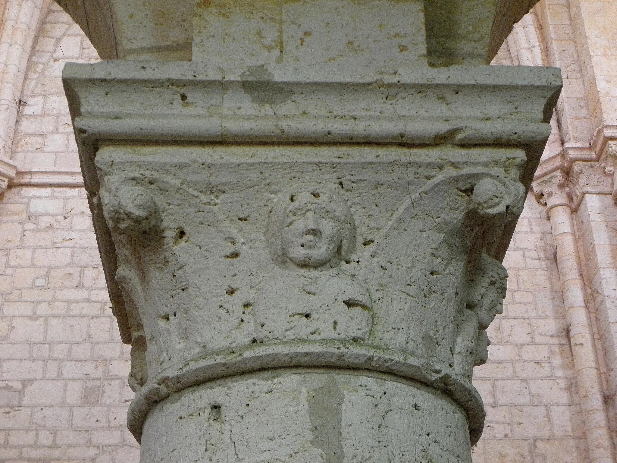 Photo showing: Intérieur de l'église Notre-Dame-de-l'Assomption de Voulton (77). Chapiteau de la costale nord de la nef.