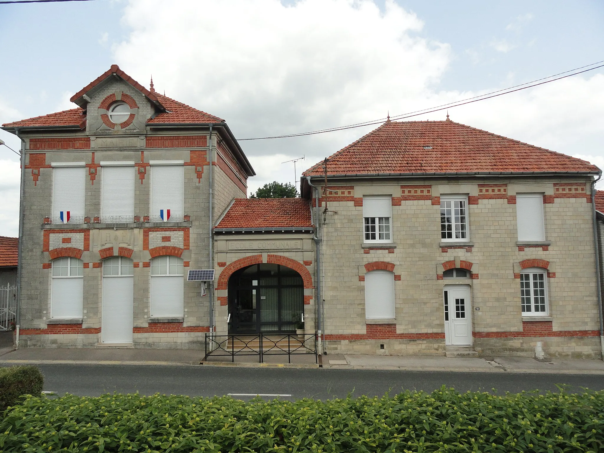 Photo showing: La mairie de Huiron (51).