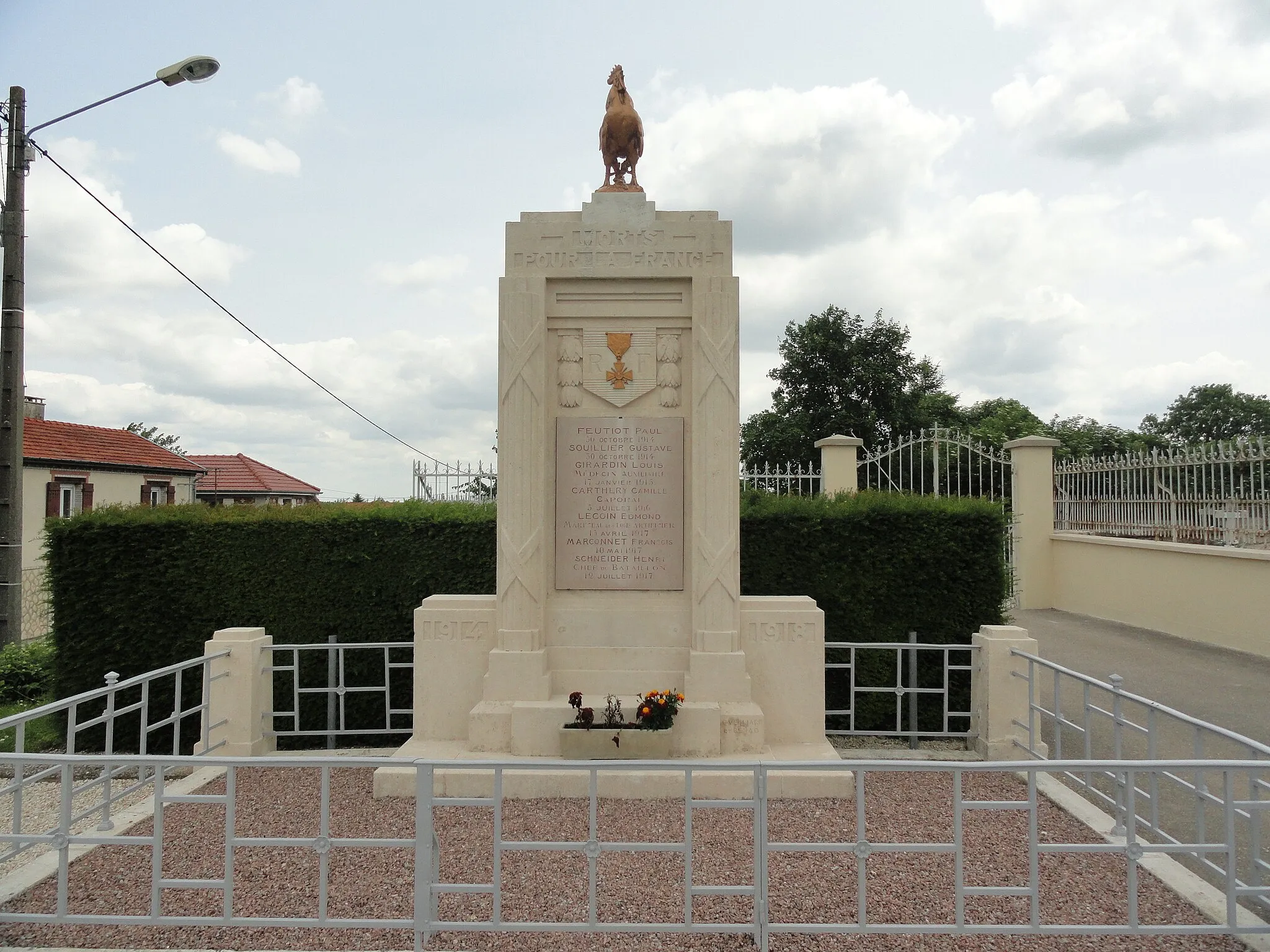 Photo showing: Le monument aux morts de Huiron (51).