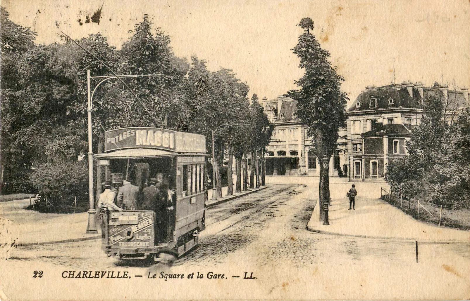 Photo showing: Carte postale ancienne éditée par LL, n°22 : CHARLEVILLE - Le Square et la Gare. Vue d'une motrice du tramway de Charleville-Mézières