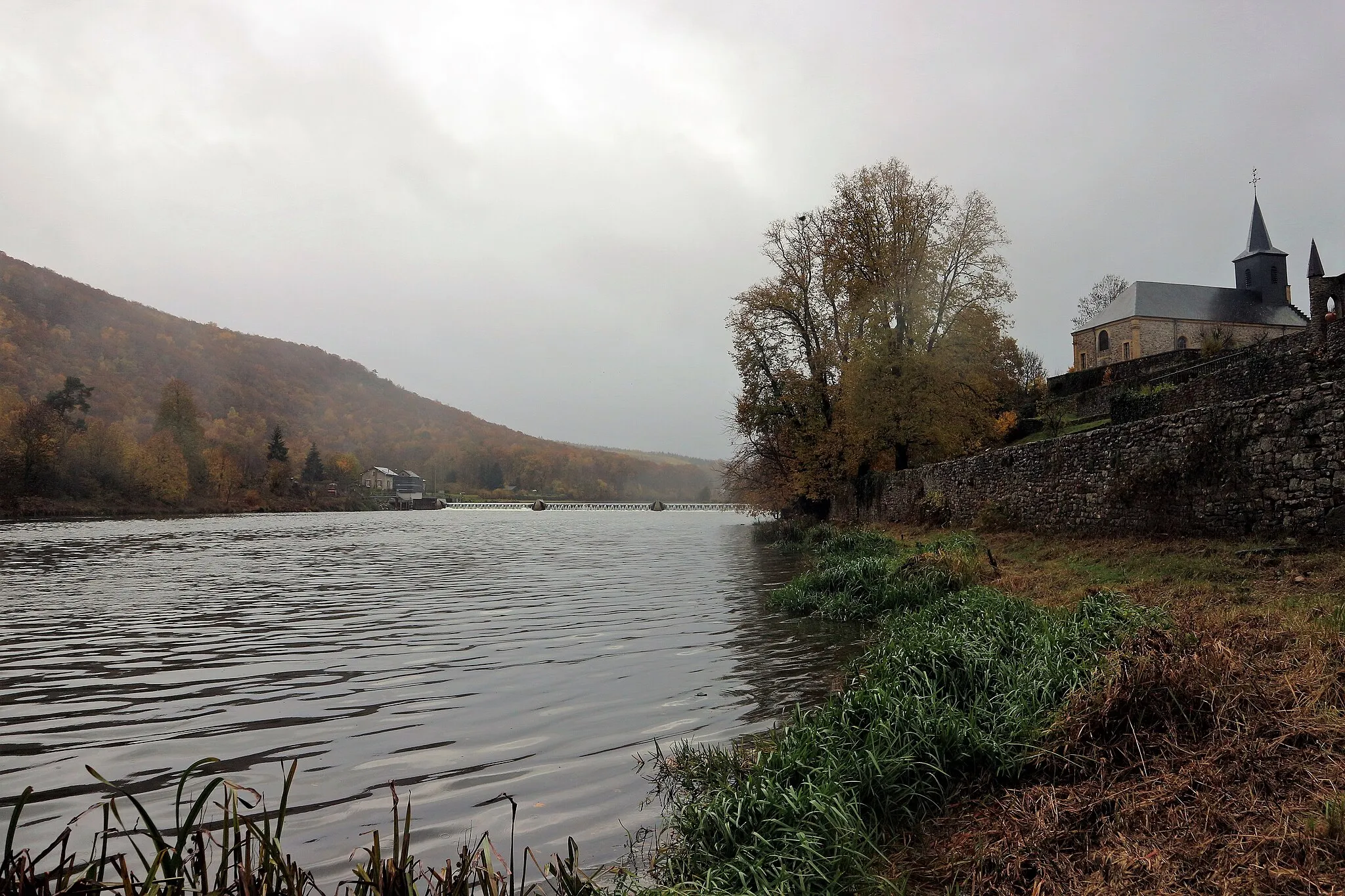 Photo showing: Fépin — Autumn view of the Meuse, the dam and the Notre Dame church.