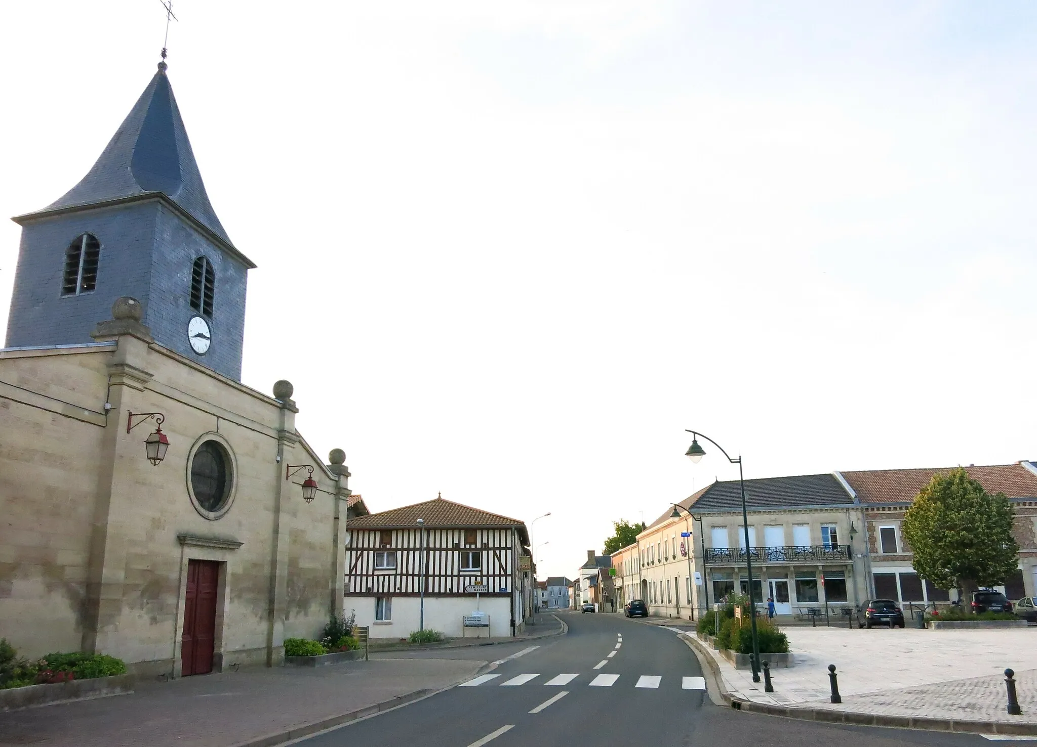 Photo showing: Givry-en-Argonne Place de la Halle