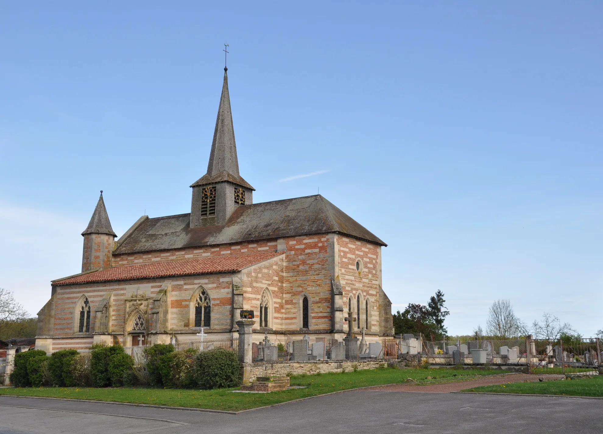Photo showing: The 15th century Our Lady (Notre Dame) church in Villers-en-Argonne (canton Sainte-Menehould, Marne department, Champagne-Ardenne region, France).