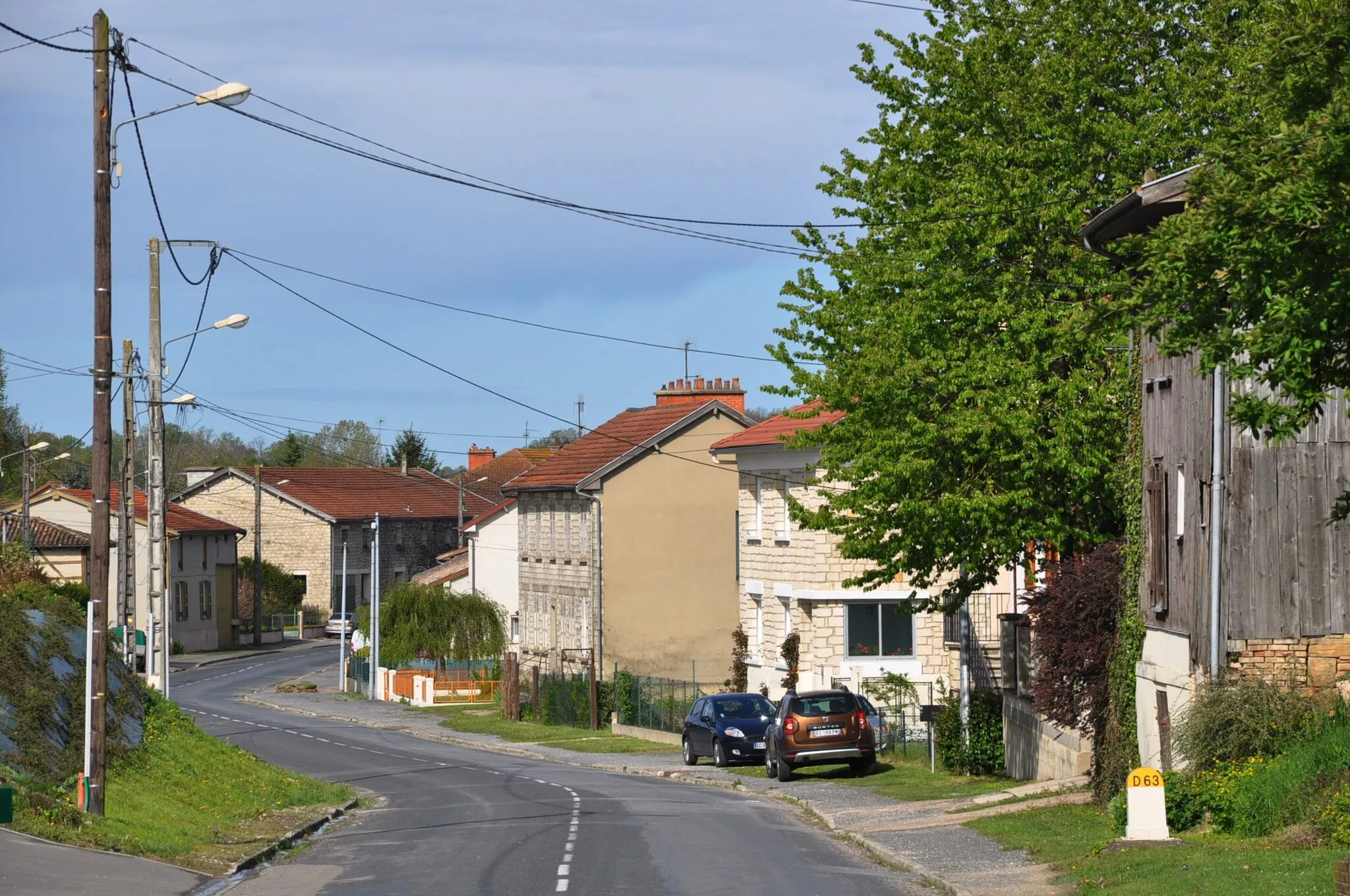 Photo showing: The Rue du Chemin de Chalons (main street, D63) in Villers-en-Argonne (canton Sainte-Menehould, Marne department, Champagne-Ardenne region, France).