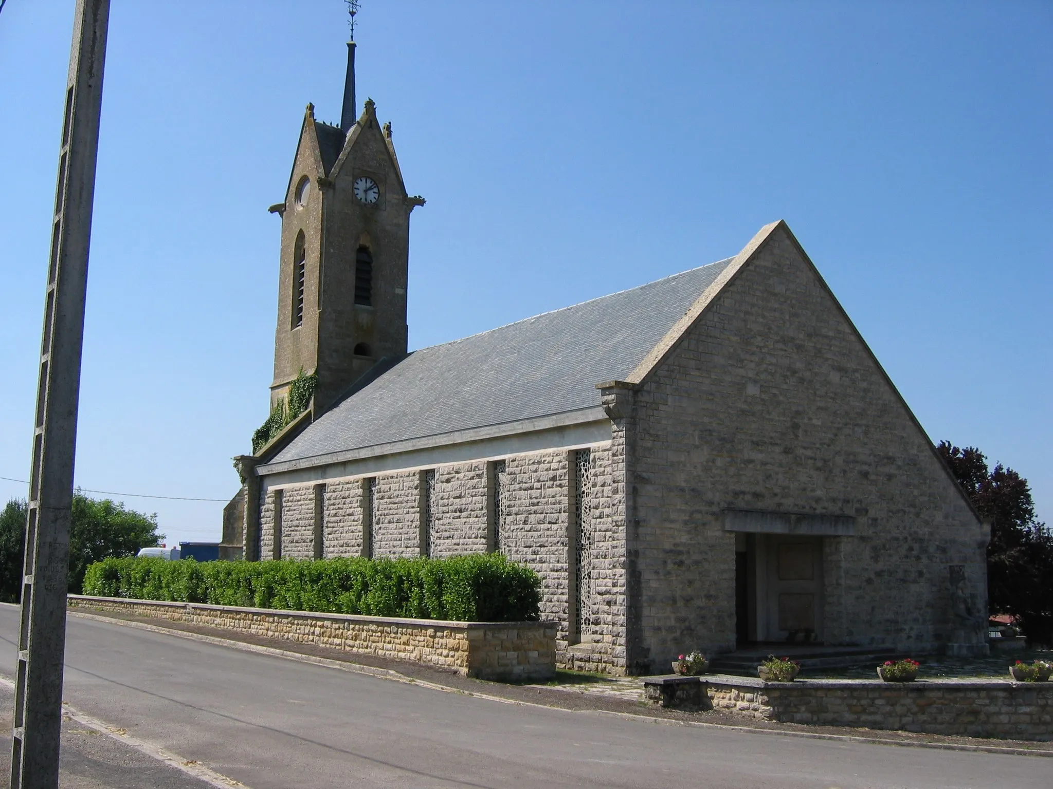 Photo showing: Bayonville vue 2 Eglise et son portail
