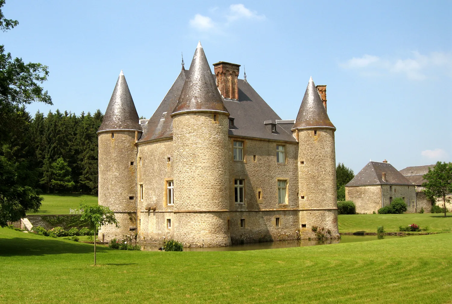 Photo showing: South-west façade of château de Landreville on may 2007