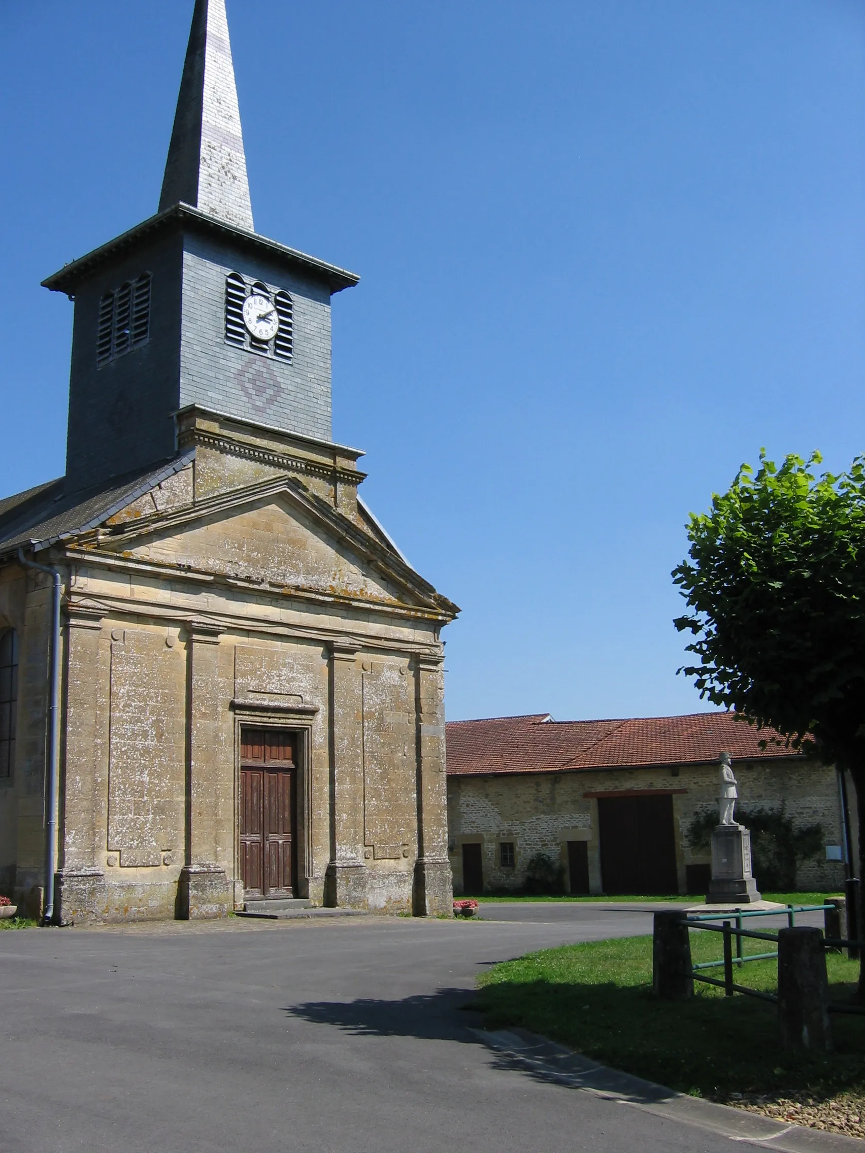 Photo showing: Nouart  Portail de l'église et statue Chanzy 3