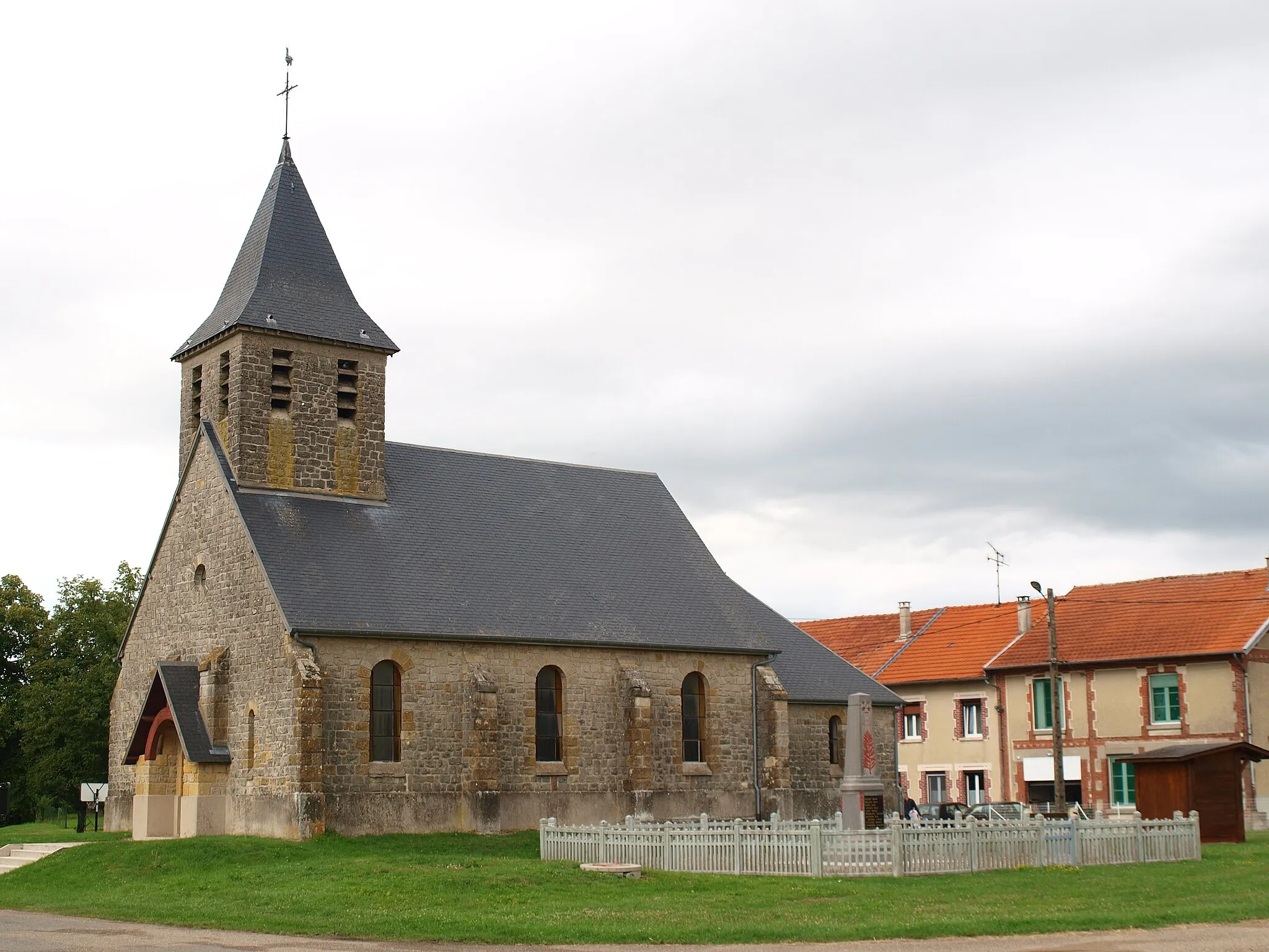 Photo showing: Chevières (Ardennes, France) ; église & monument aux morts.