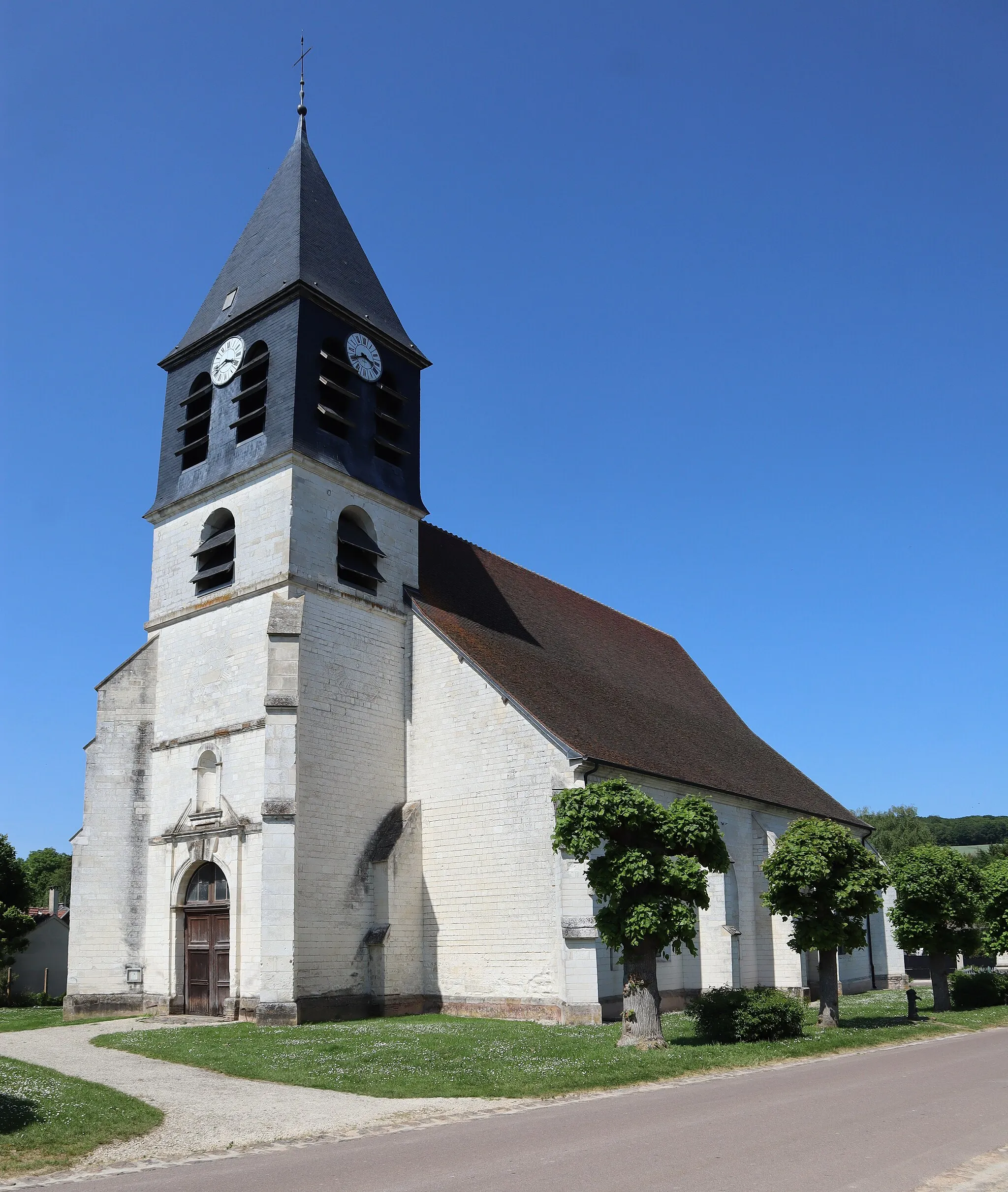 Photo showing: Extérieur de l'église Saint Martin de Chennegy (10).