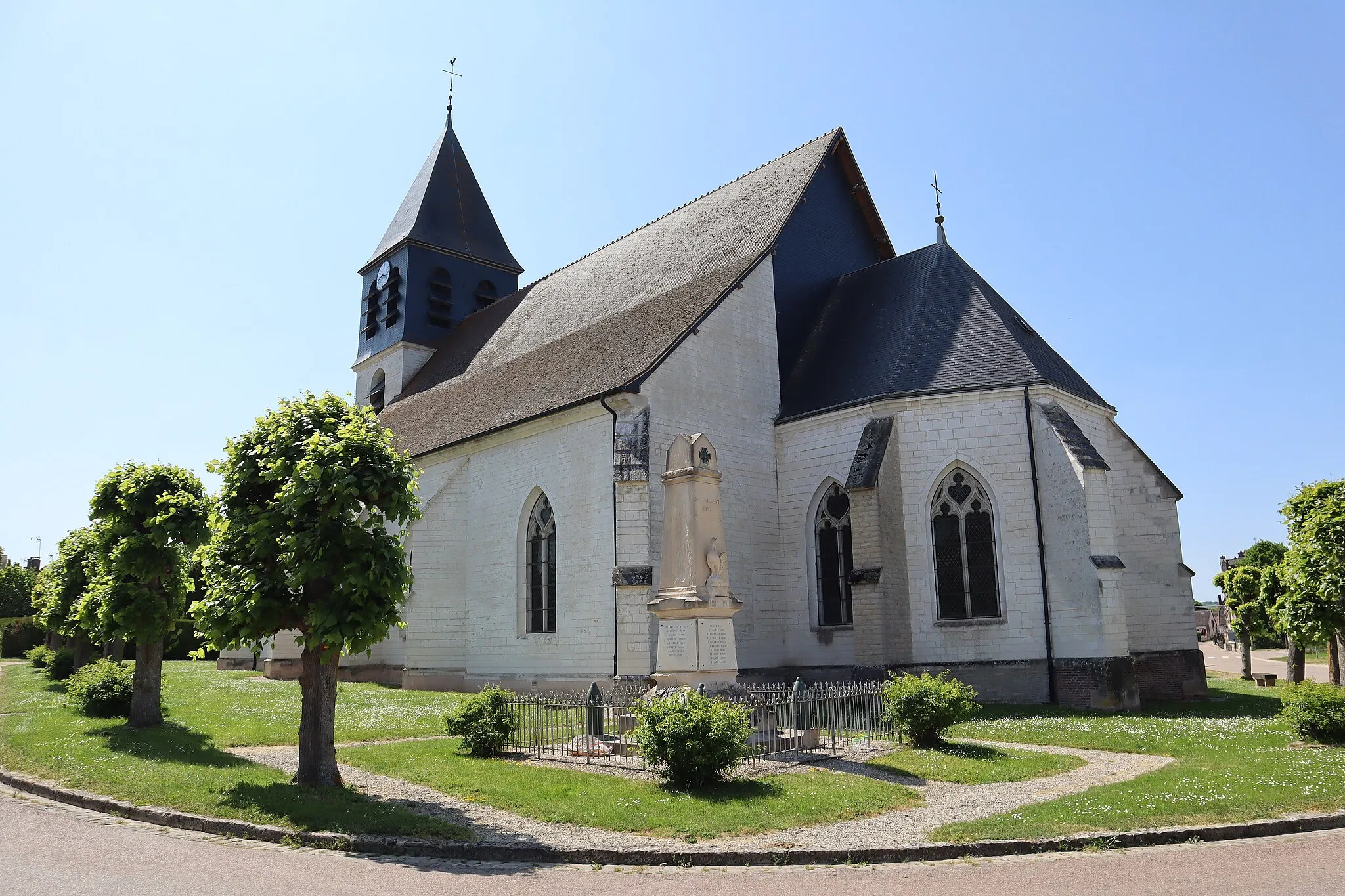 Photo showing: Extérieur de l'église Saint Martin de Chennegy (10).