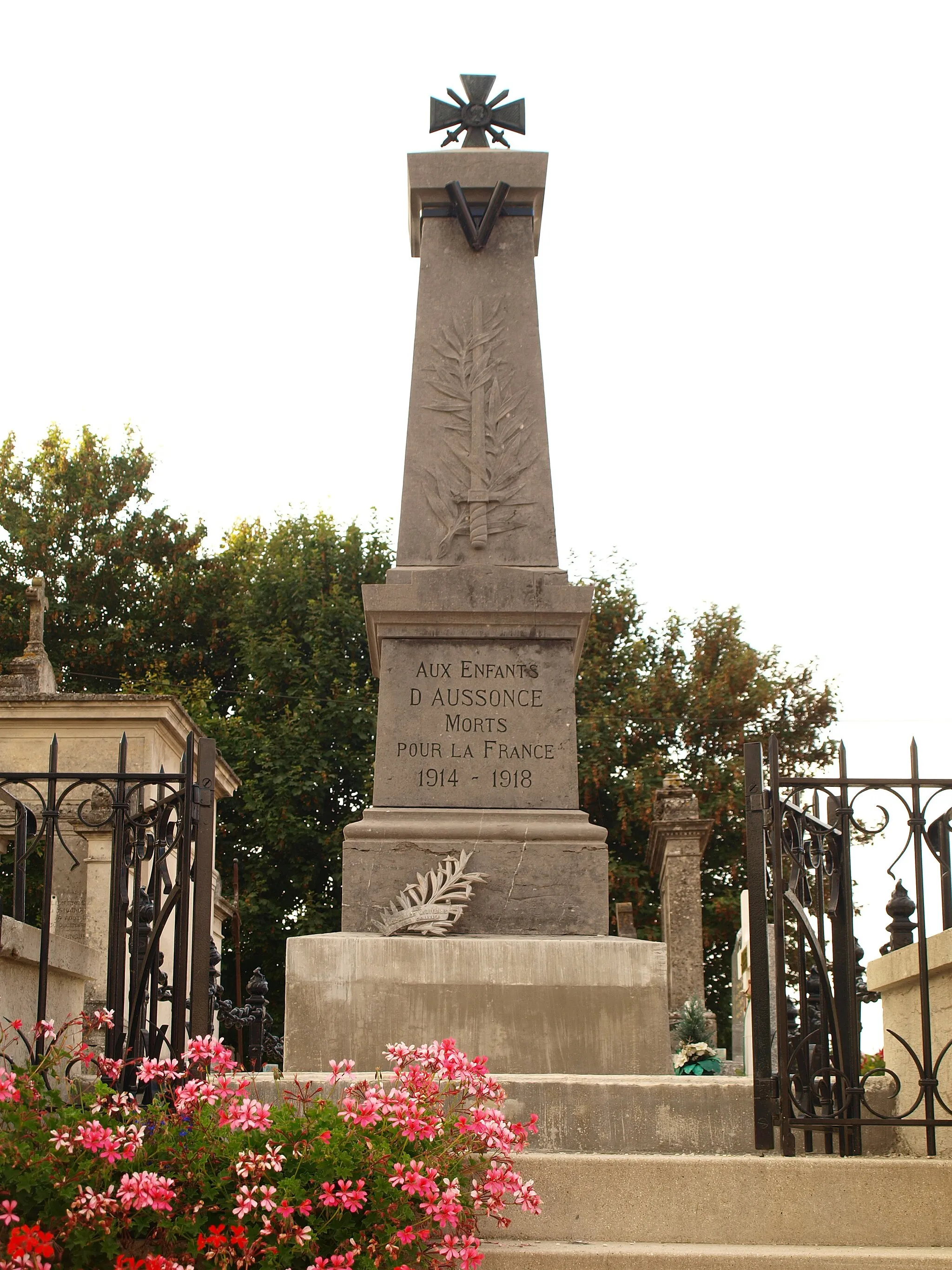 Photo showing: Aussonce (Ardennes, France) ; monument aux morts