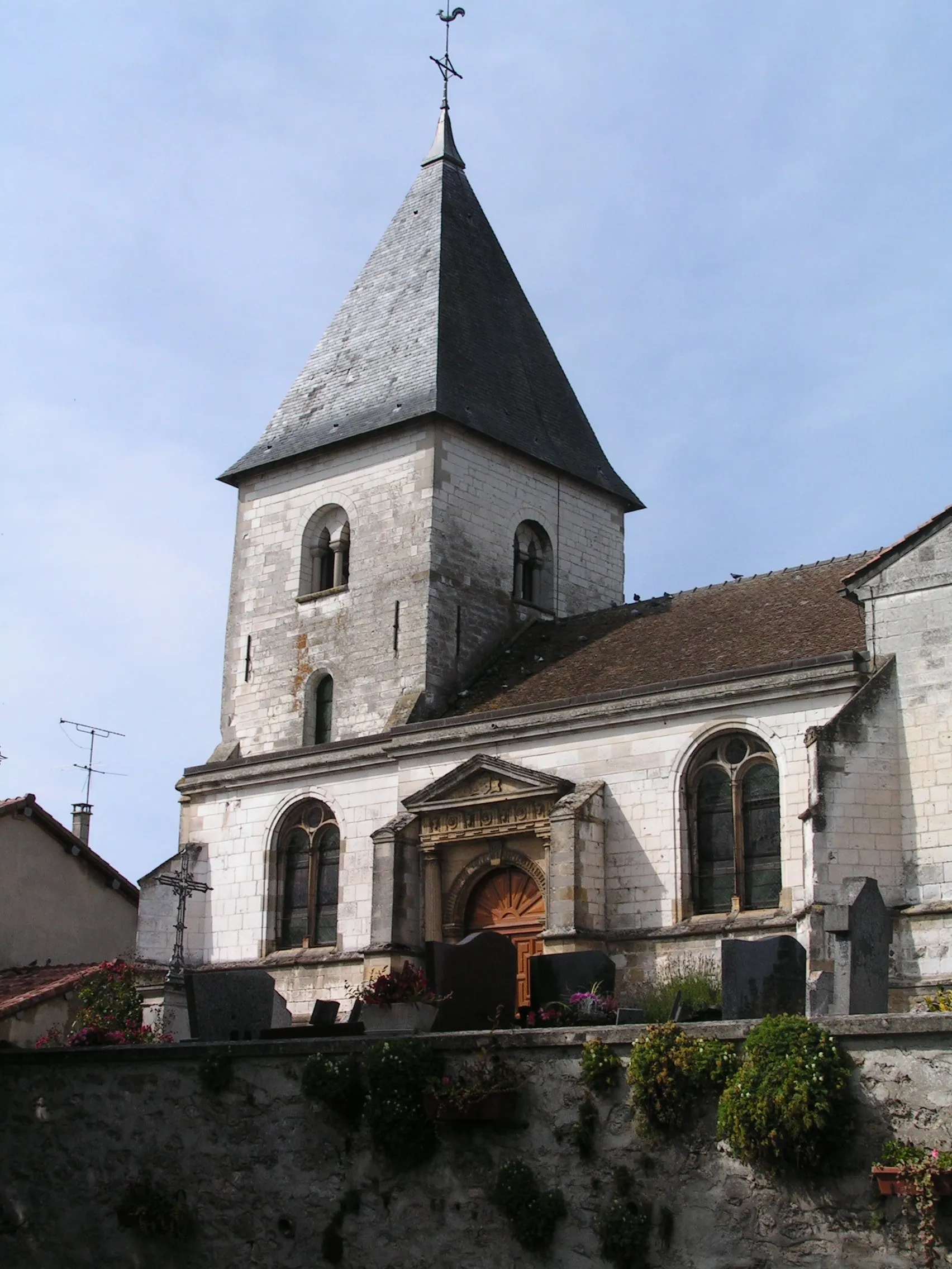 Photo showing: This building is indexed in the base Mérimée, a database of architectural heritage maintained by the French Ministry of Culture, under the reference PA00078741 .