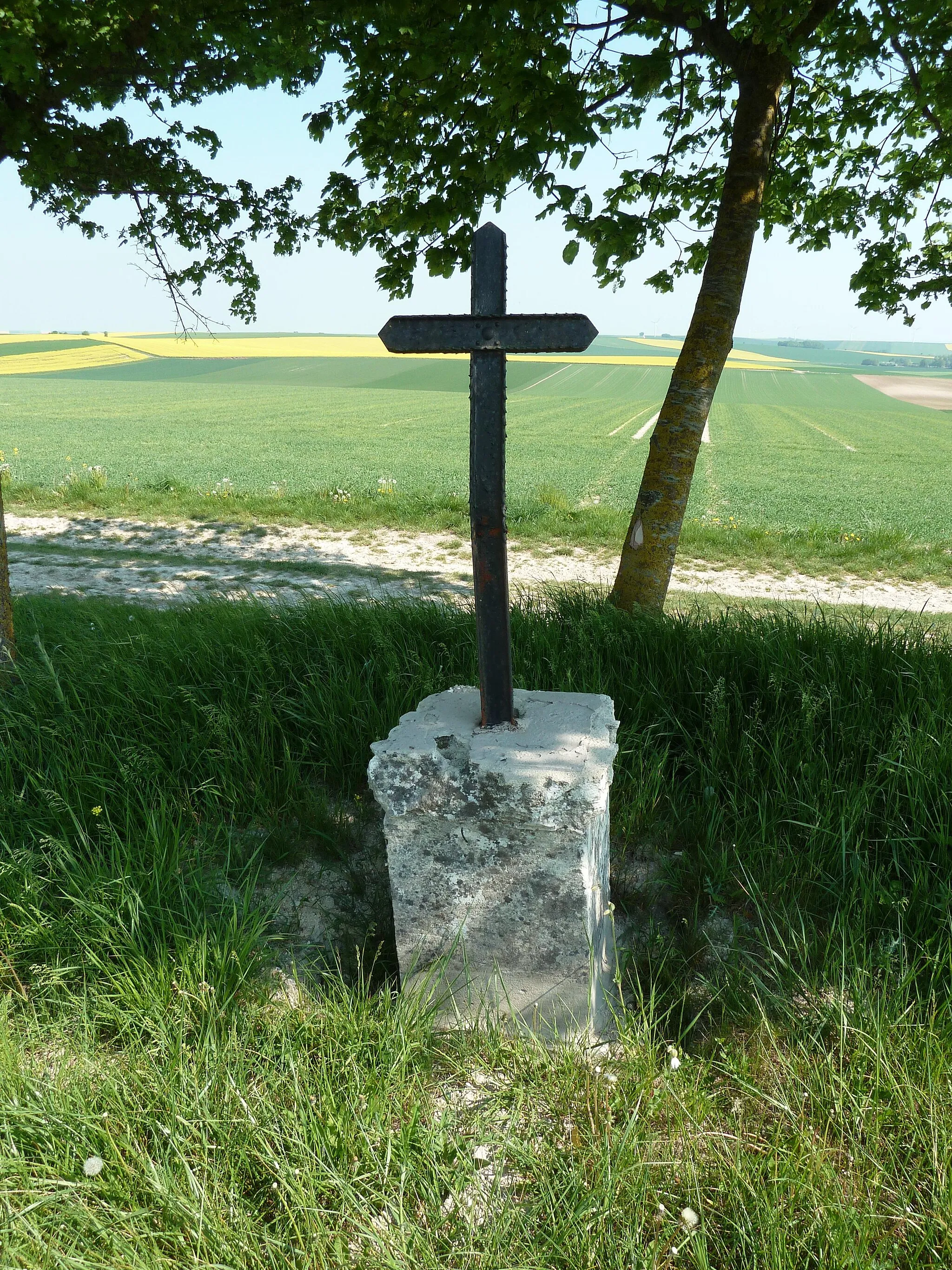 Photo showing: La CROIX MAULVAU (ou Croix-Molveau ou Croix Maulvaux) est un point culminant sur la RD 994 (ancienne Voie romaine Reims-Metz), entre le carrefour vers Somme-Yèvre et le carrefour vers Noirlieu et Contault. Latitude :  N 48°55'55" Longitude : E 4°46'13" Altitude : 230 m, offre une vue panoramique à 360° 
L'inscription "CROIX MAULVAU" est gravée dans la pierre sur la face opposée à la route.