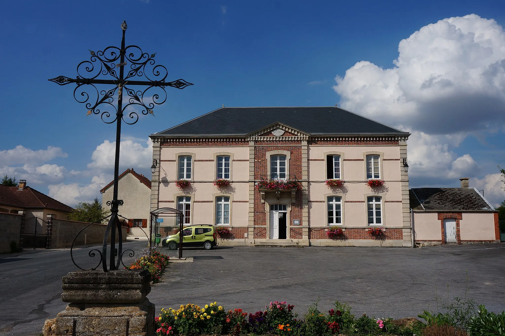 Photo showing: Mairie_de Vraux, sa place et une croix de chemin.