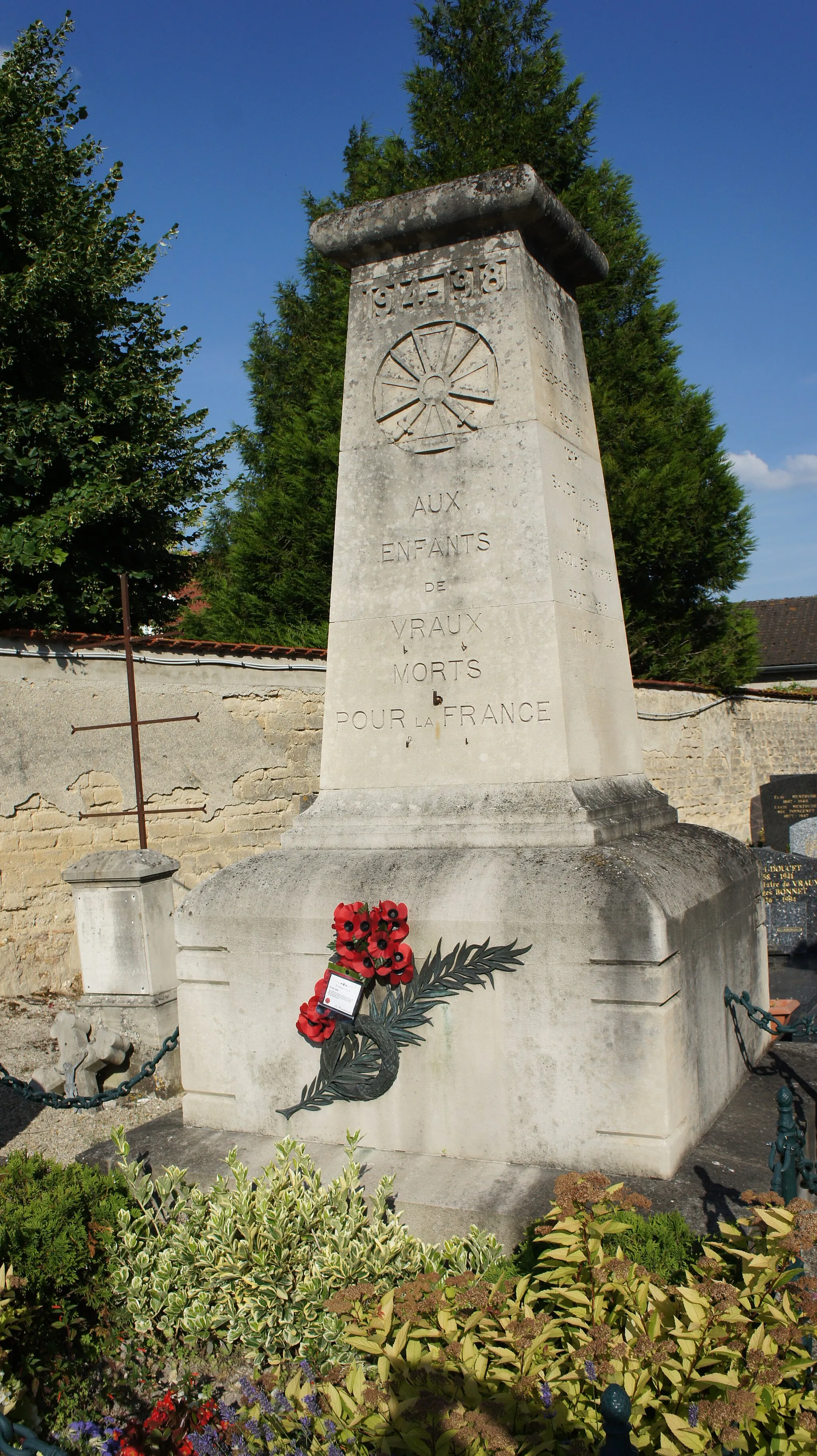 Photo showing: Monumnet aux morts devant l'église de Vraux