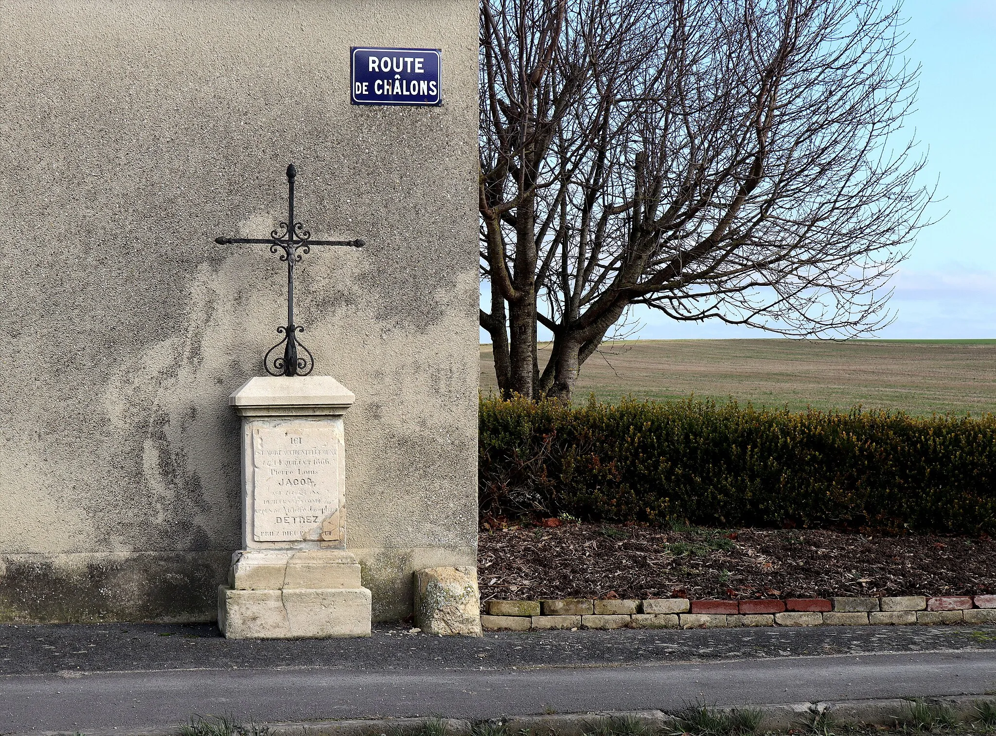 Photo showing: Wayside cross in Aigny commemorating a fatal accident,  in 1866.