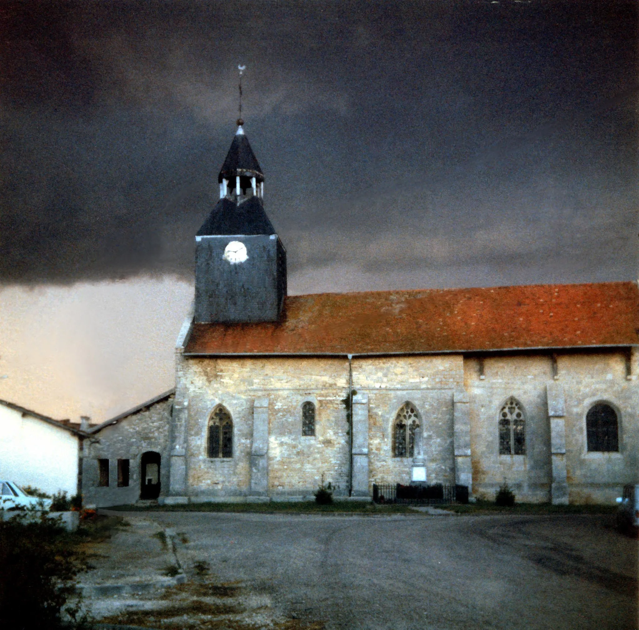 Photo showing: Église Saint-Bénigne de Domblain (52). Vue méridionale.