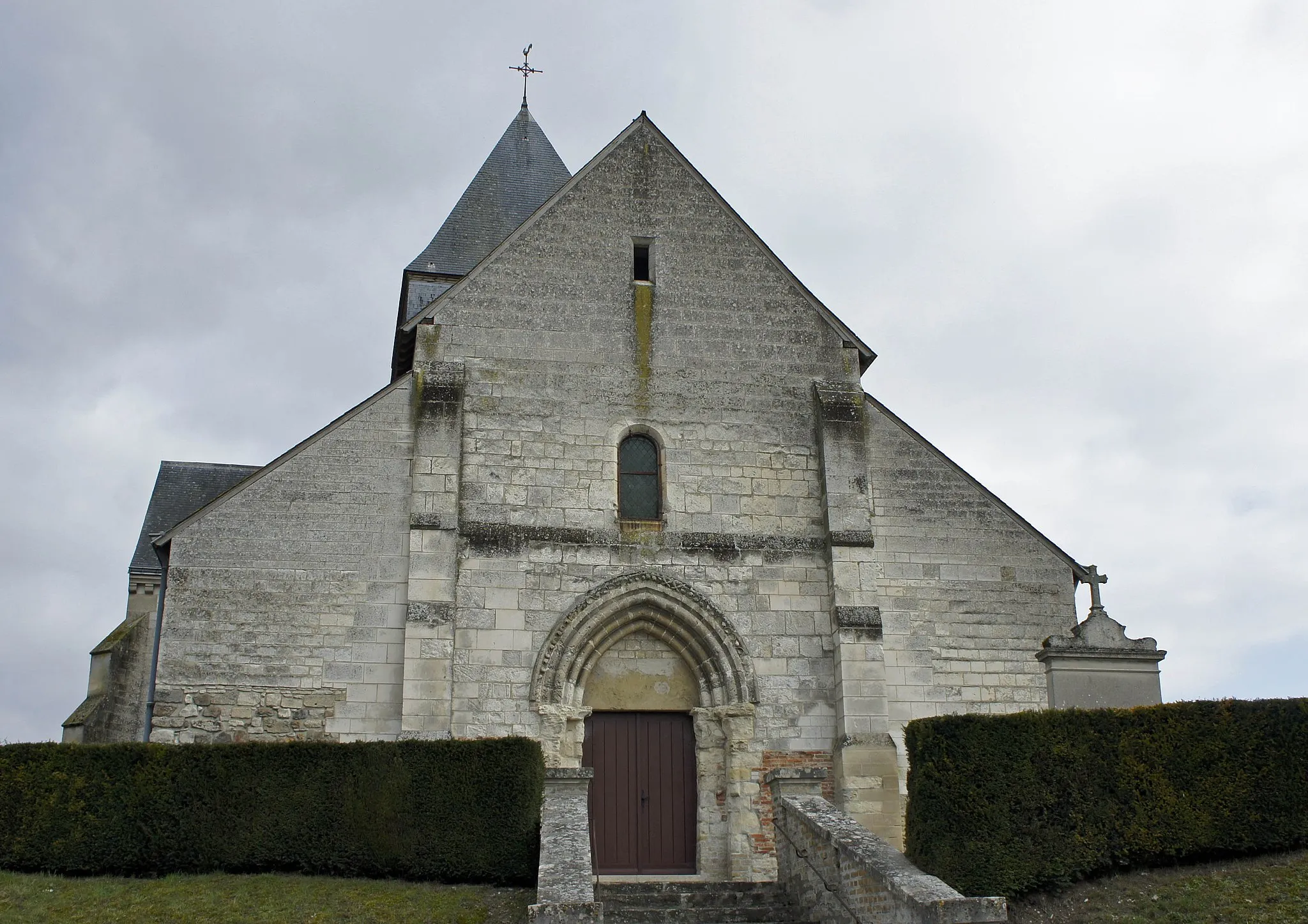 Photo showing: Vue du porche ouest de l'Église de Roizy. Monument du XIIIe et XVIIIe siècle qui est classé.