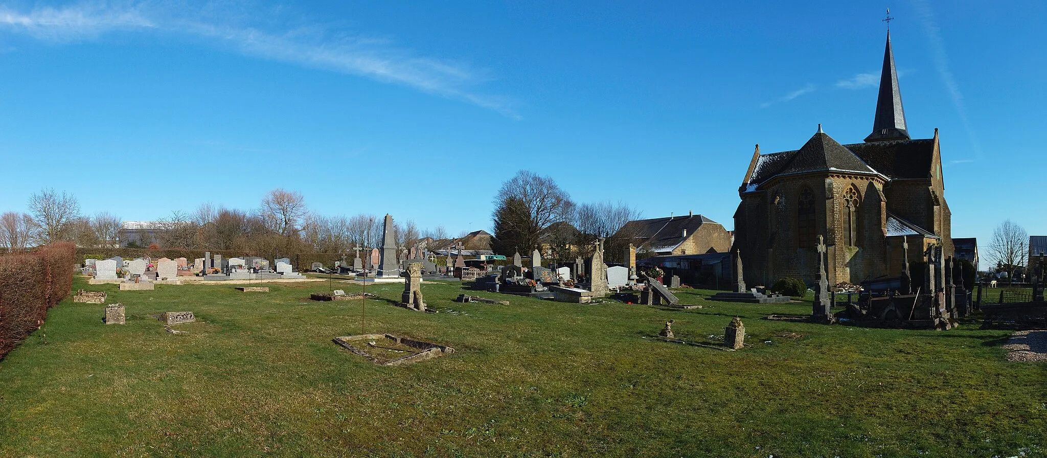 Photo showing: Cimetière & église Saint-Nicaise de Villers-le-Tilleul (Ardennes, France)