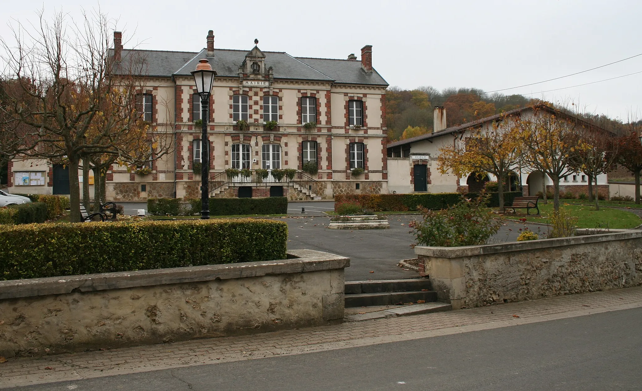 Photo showing: Mairie de Boursault (Marne), les écoles primaires et la salle des fêtes