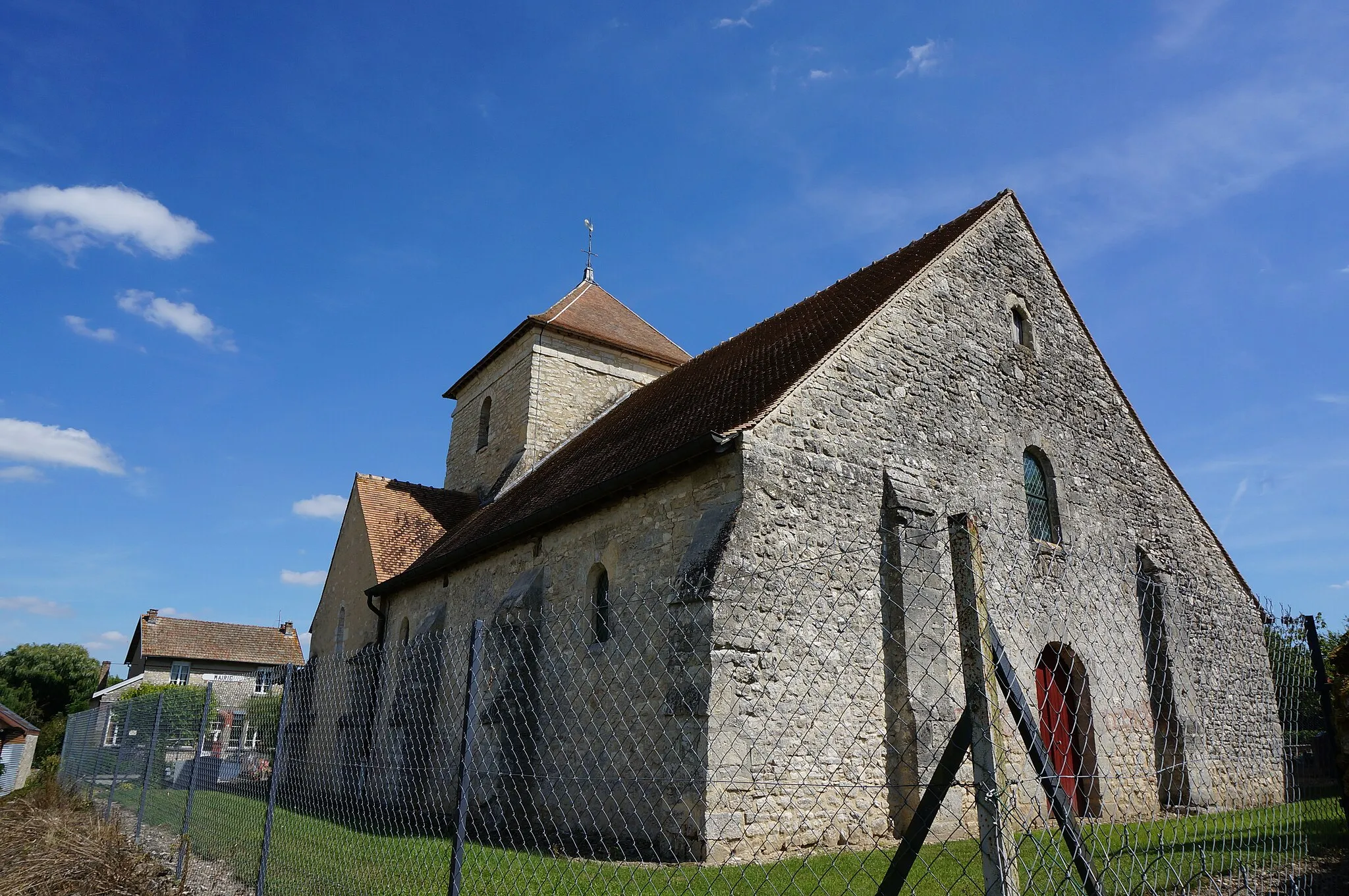 Photo showing: vue de l'église entourée du cimetière .