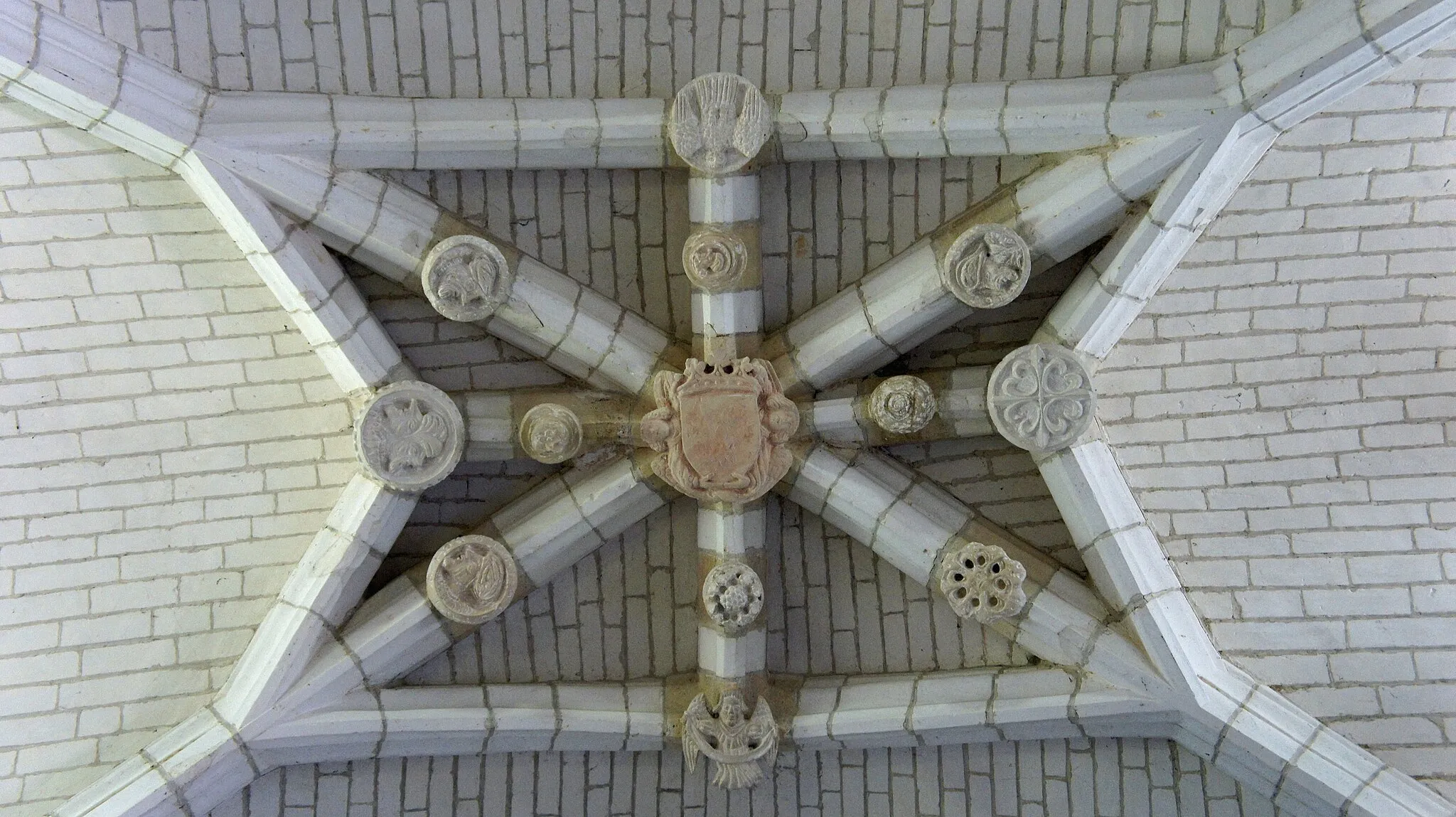 Photo showing: Intérieur de l'église st-Symphorien de Thibie, une clef de voûte décorée.