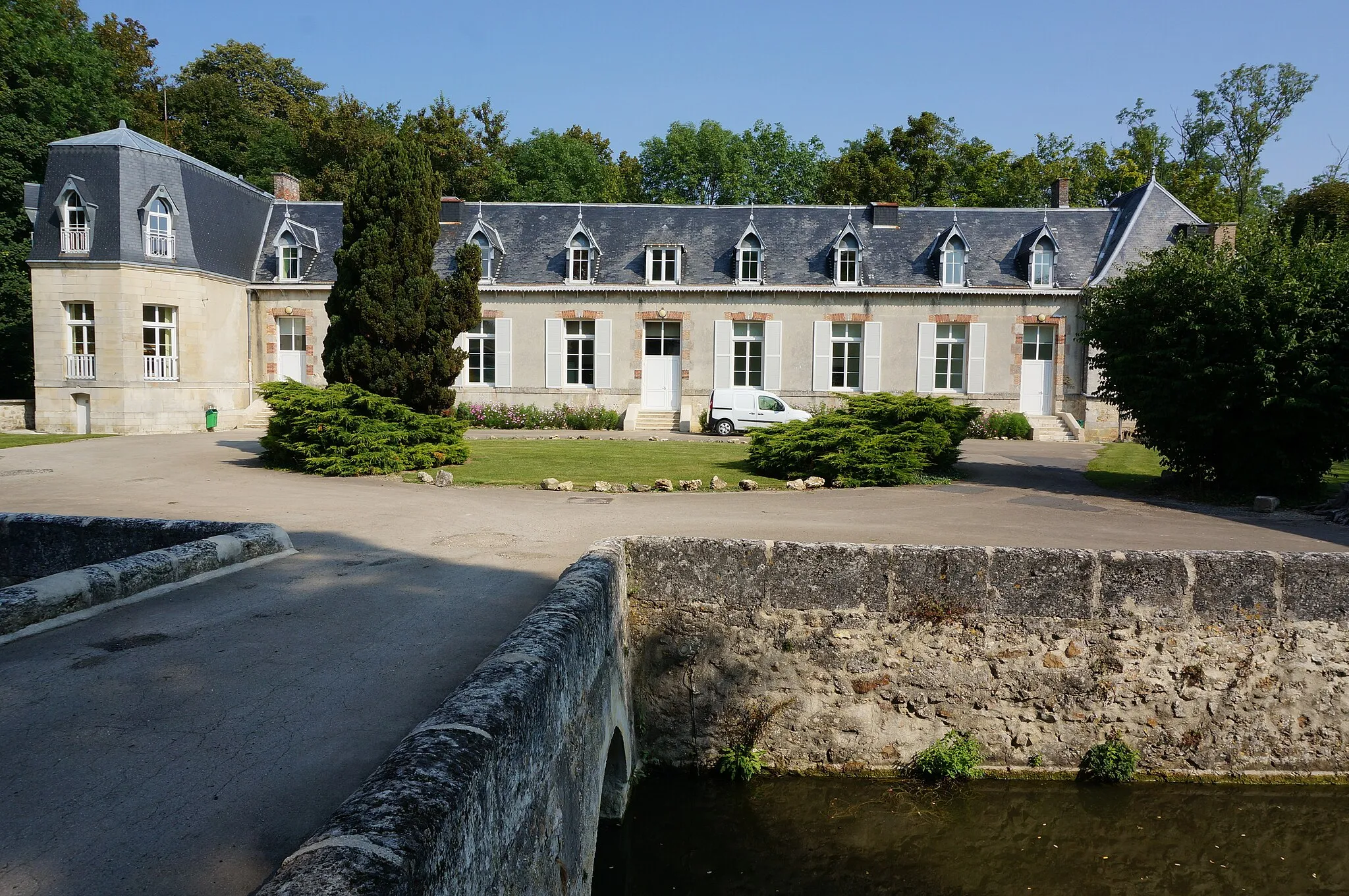 Photo showing: vue du Château de la Crolière à GIonges.